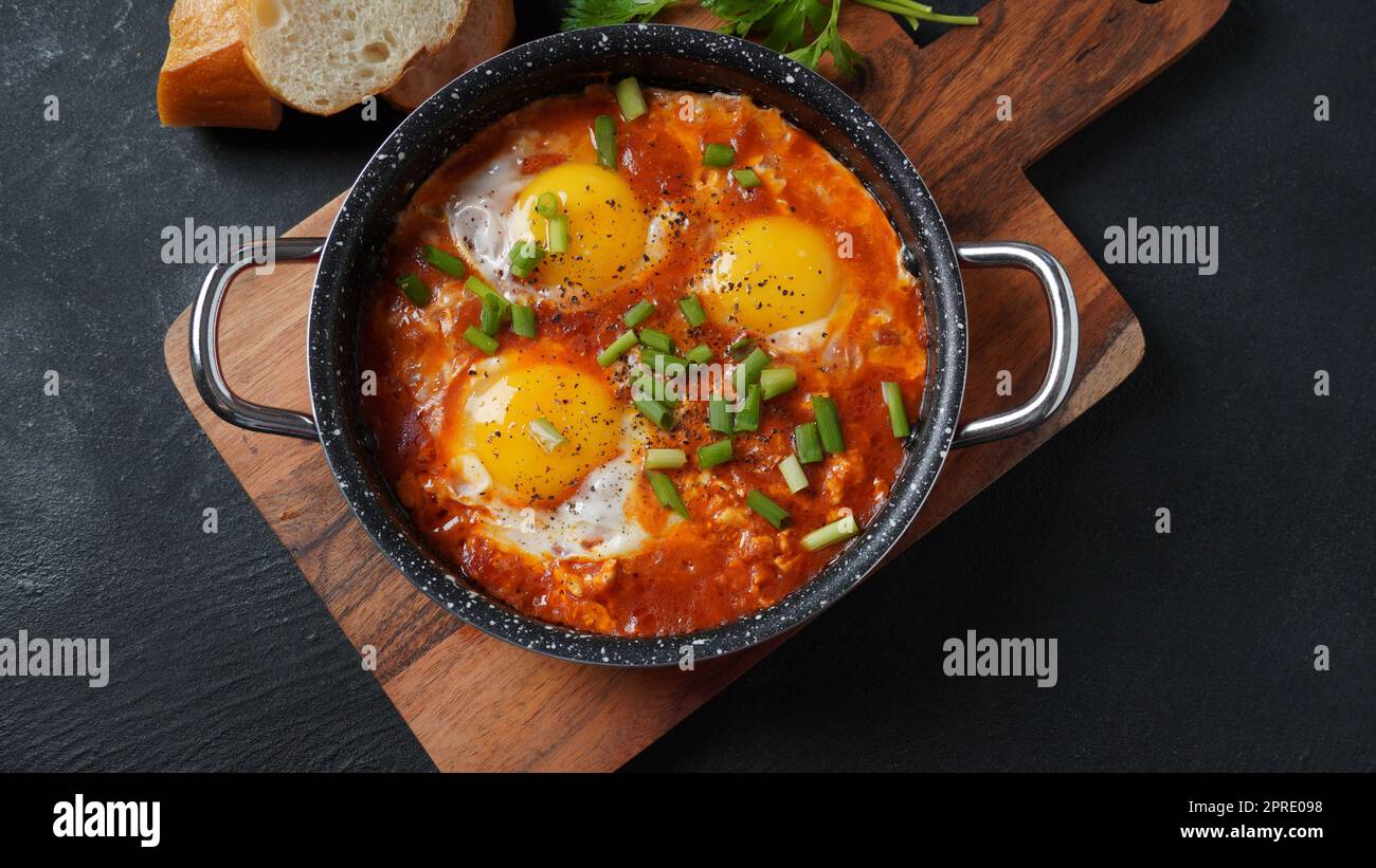 Shakshouka, œufs pochés en sauce tomate, huile d'olive, poivrons, oignon et ail, cuisine méditerranéenne Banque D'Images