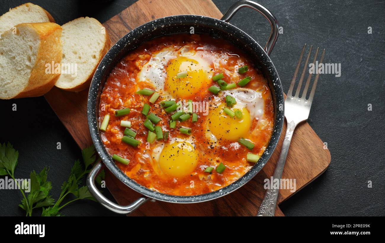 Shakshouka, œufs pochés en sauce tomate, huile d'olive, poivrons, oignon et ail, cuisine méditerranéenne Banque D'Images