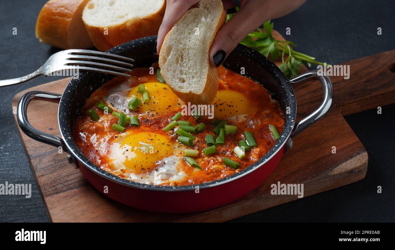 Shakshouka, œufs pochés en sauce tomate, huile d'olive, poivrons, oignon et ail, cuisine méditerranéenne Banque D'Images