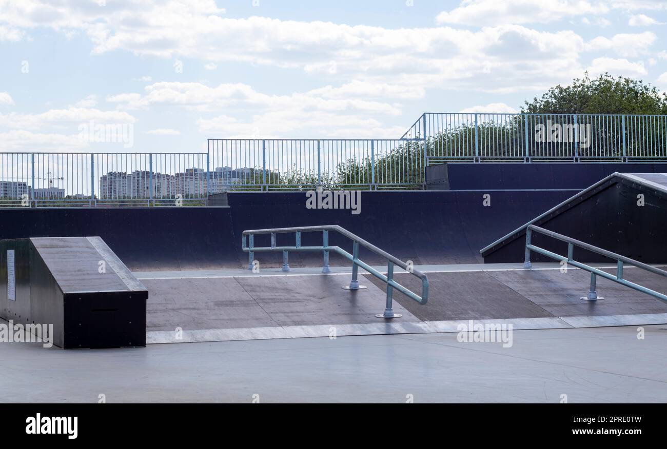 Parc de skate pendant la journée. Vide, pas de parc de patinage. Rampes de Skatepark. Banque D'Images