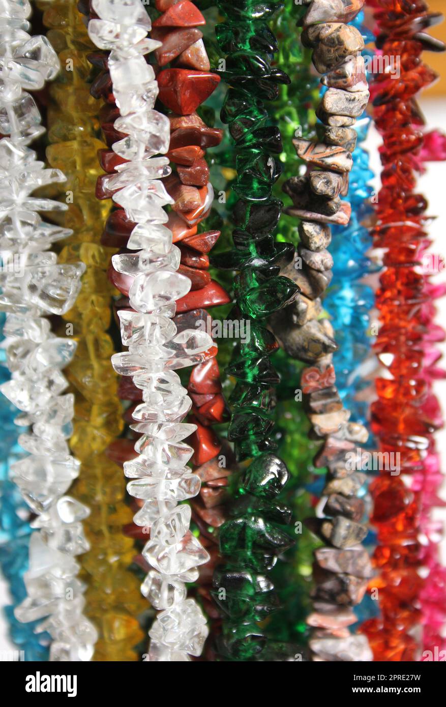 Torons de perles de pierre naturelle et de verre à vendre au magasin d'approvisionnement d'artisanat Banque D'Images