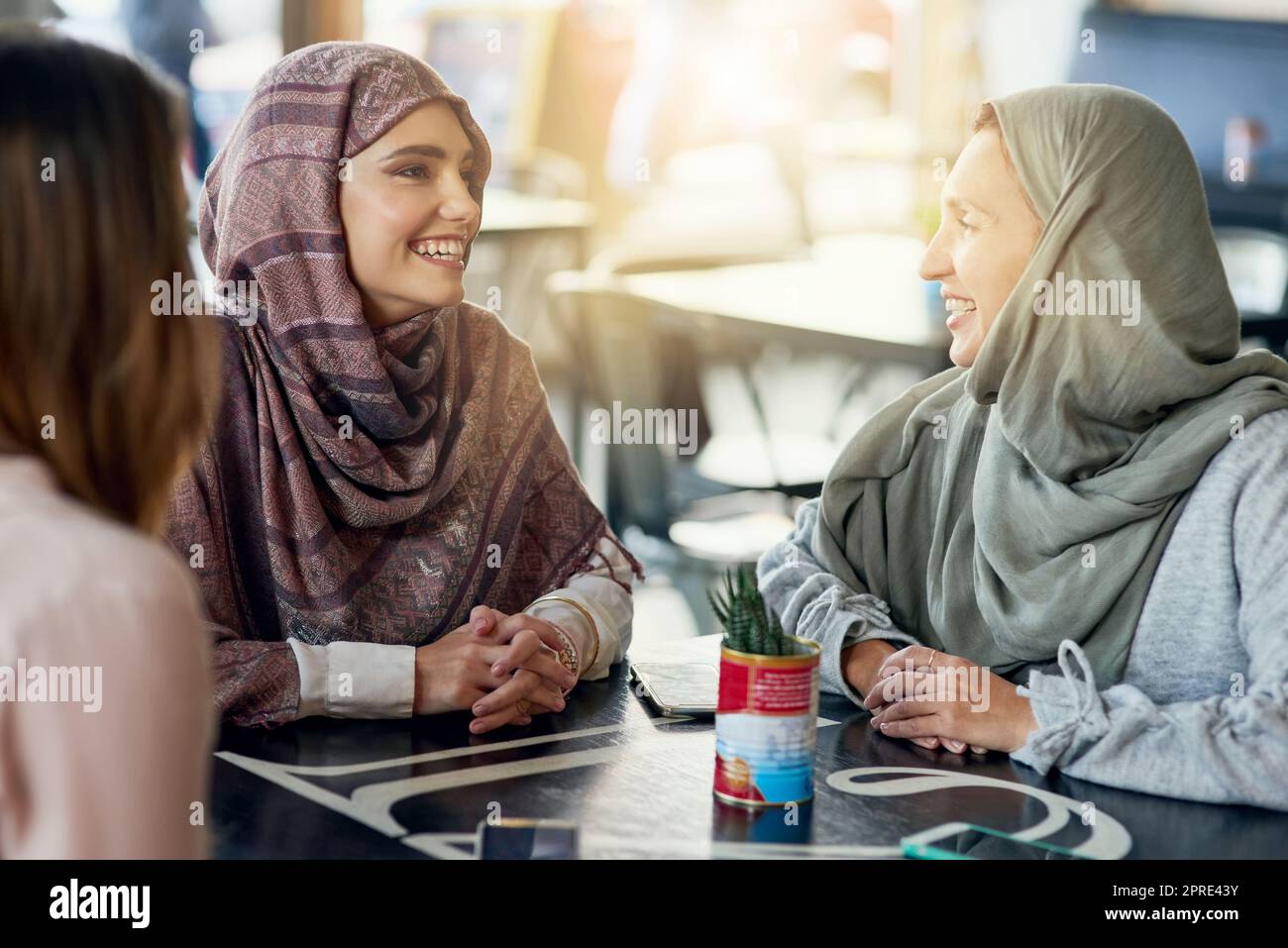 Avoir de grands amis fait toute la différence dans le monde. Un groupe de femmes bavardant dans un café. Banque D'Images