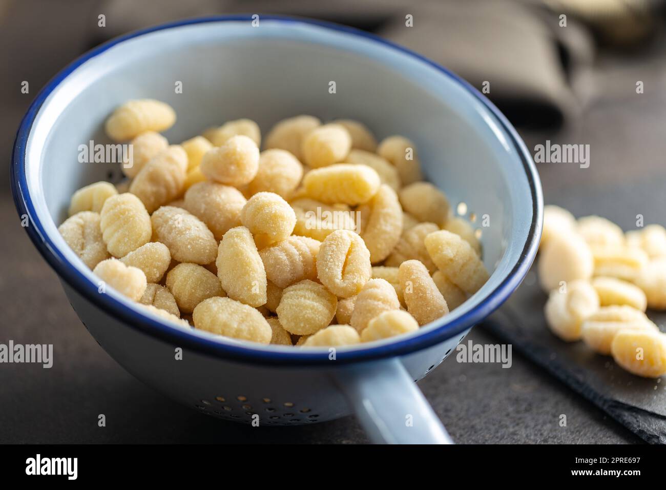 Gnocchi de pomme de terre non cuit dans la passoire. Cuisine italienne savoureuse. Banque D'Images