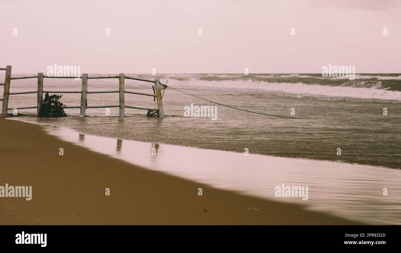 Plage de la mer tropicale au coucher du soleil. Mise au point à distance. Puri, Odisha, Inde Banque D'Images