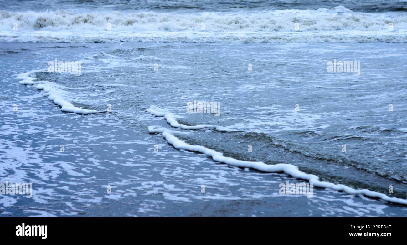 Vagues de la mer bleue coulant sur le sol de l'océan. Plein format. Arrière-plan de la nature. Banque D'Images