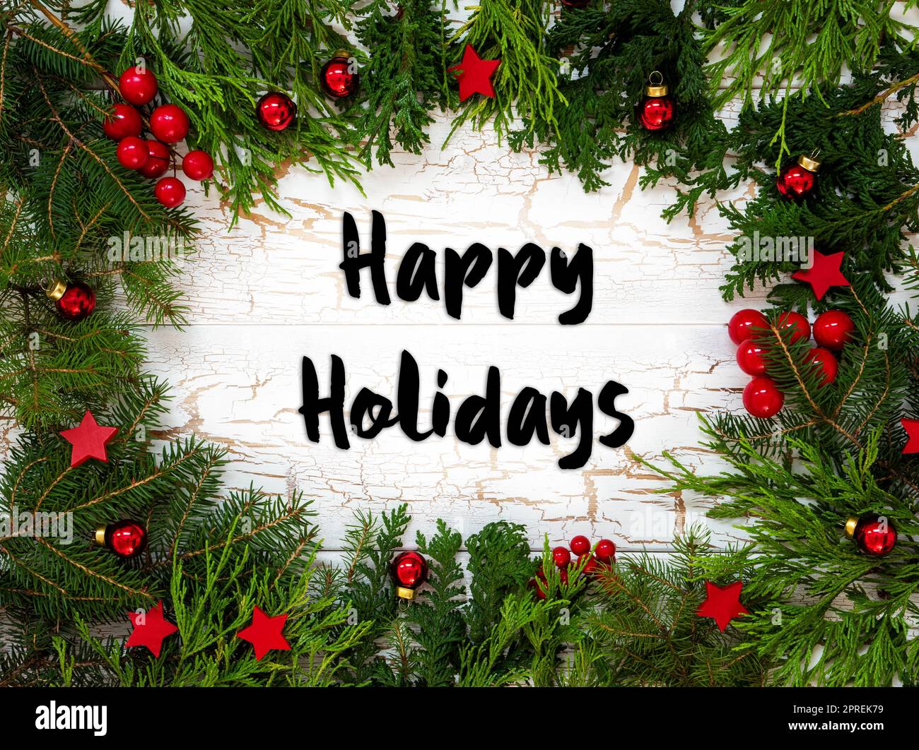 Carte de Noël avec branches de sapin et texte anglais Happy Holidays.  Arrière-plan en bois blanc avec design vintage et décoration de Noël comme  l'orname rouge Photo Stock - Alamy