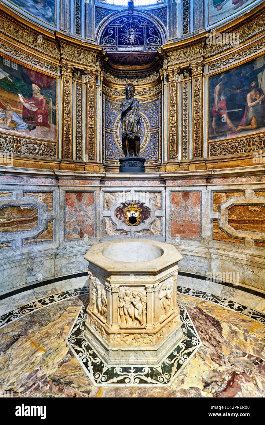 Sienne Toscane Italie. La cathédrale. Statue de San Giovanni Battista par Donatello di Siena Banque D'Images