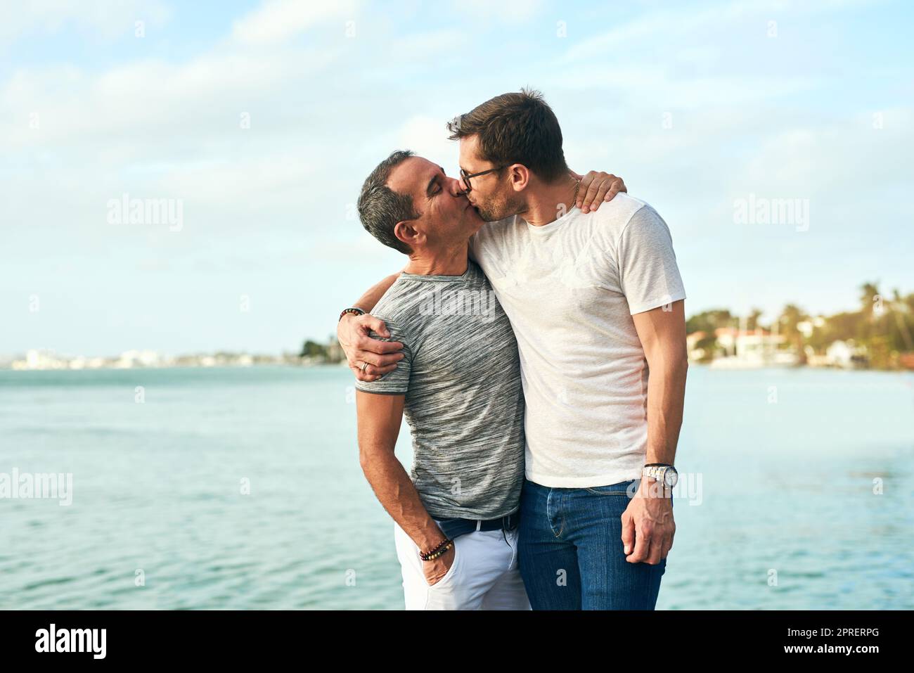 Les baisers sur la plage sont ce qu'ils vivent. Un couple affectueux et mature qui passe la journée au bord de la plage. Banque D'Images