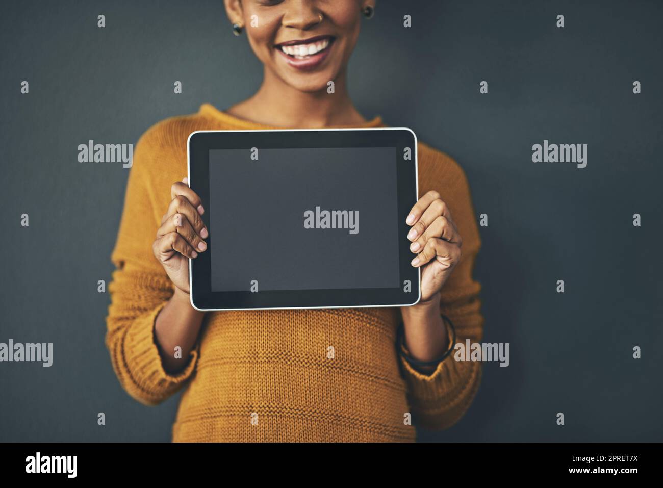 Femme tenant une tablette numérique avec un écran vierge, un espace de copie ou une chromakey pour la publicité en ligne. Femme créative avec écran tactile simple, marque pour le logo d'entreprise ou l'actualité et le marketing. Banque D'Images