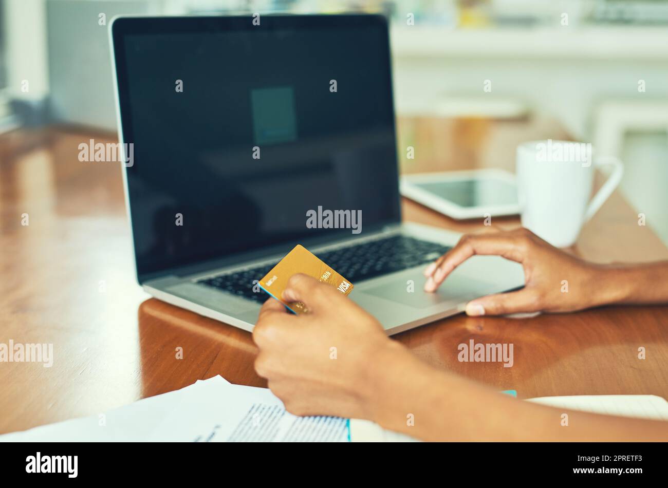 Faire quelques achats en ligne. Une femme d'affaires méconnaissable faisant ses opérations bancaires en ligne à la maison. Banque D'Images