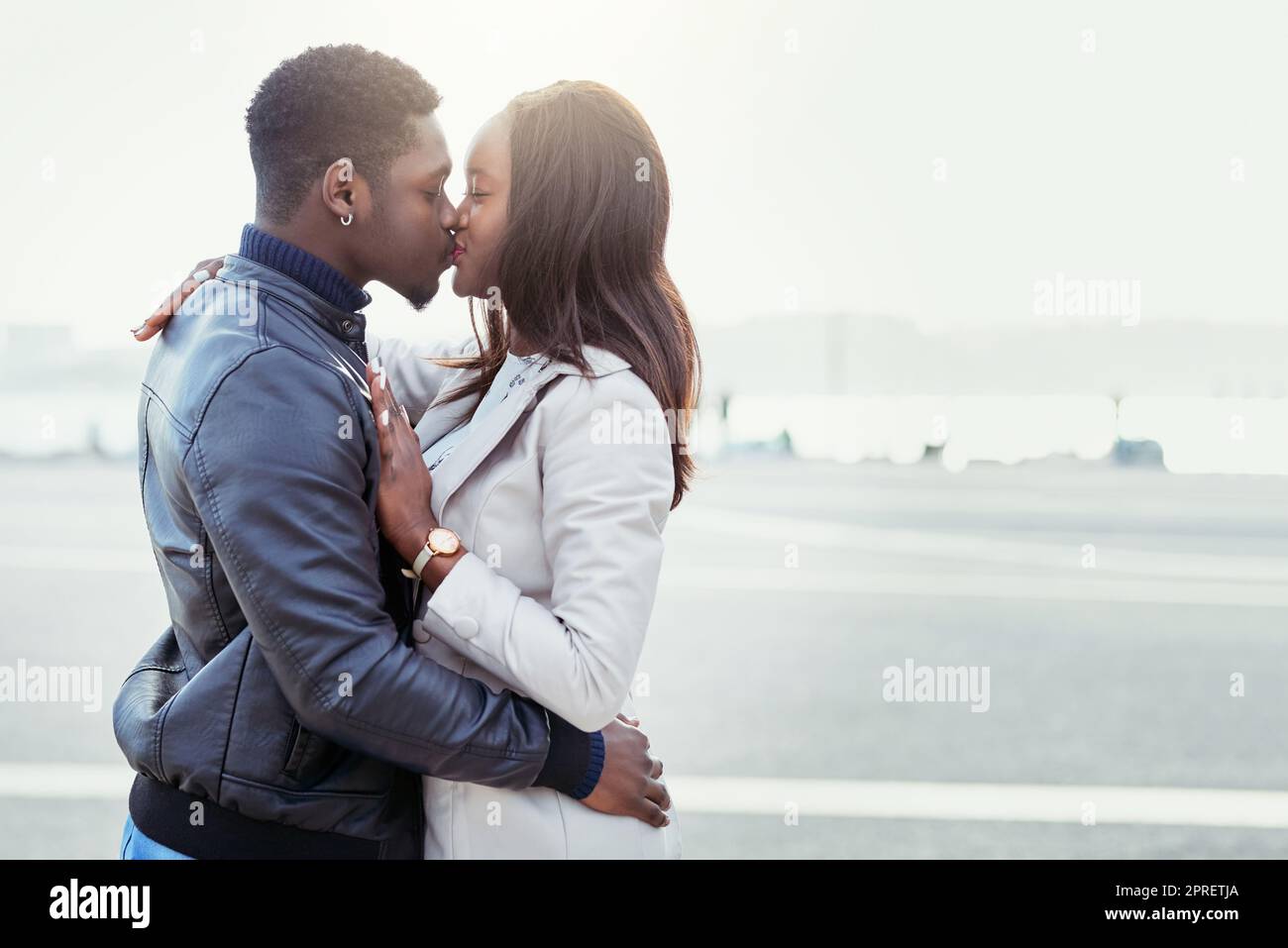 Je vous choisis toujours. Un jeune couple affectueux qui se noue en plein air. Banque D'Images