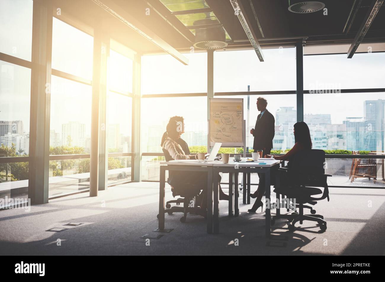 Avec des entreprises florissantes, il y a une équipe d'entreprise derrière tout. Les hommes d'affaires ont une réunion dans la salle de réunion. Banque D'Images