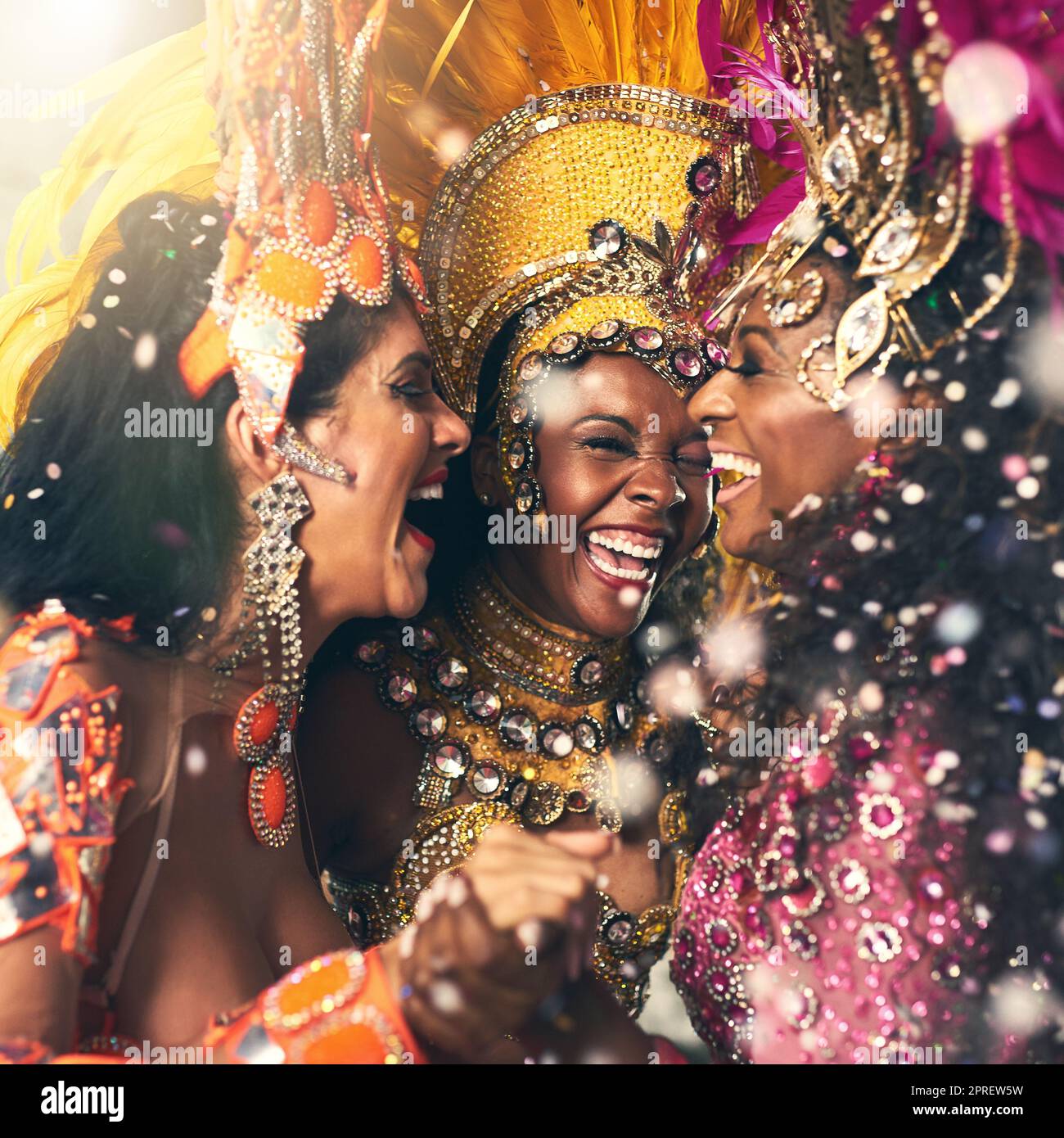 Trois magnifiques danseurs de samba se produisent au Carnaval. Banque D'Images