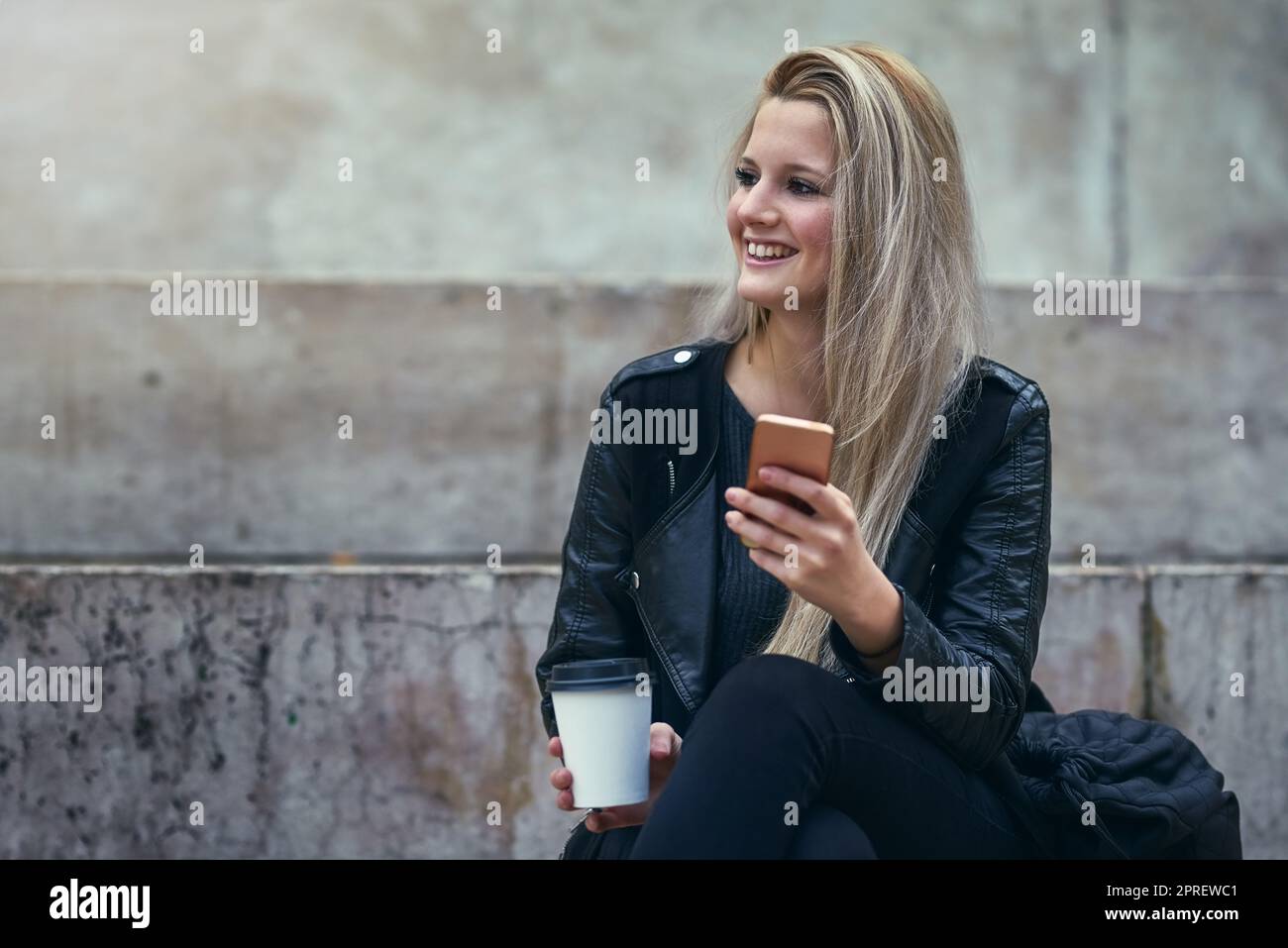 Je ne peux pas faire d'image dans un monde sans messagerie instantanée. Une femme attrayante utilisant un téléphone mobile dans la ville. Banque D'Images
