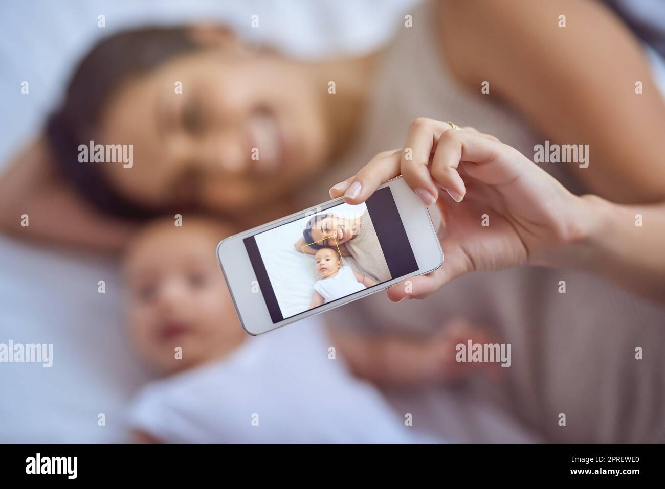 Mes fils d'abord selfie. Une jeune femme prenant des selfies avec son adorable bébé garçon à la maison. Banque D'Images