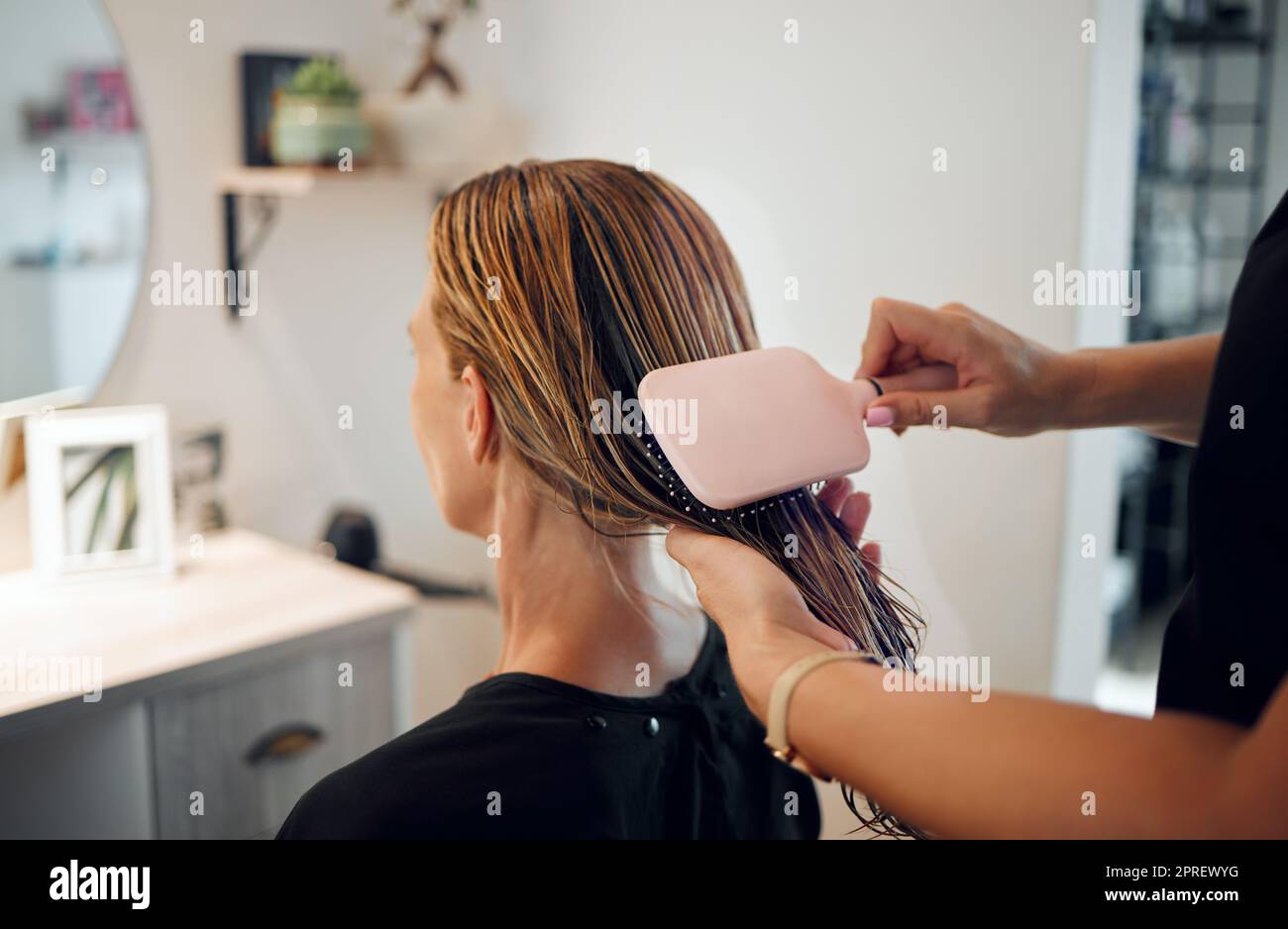 Salon de coiffure, brosse et beauté employé de coiffure travaillant sur une  femme client changement de coiffure. Employée de service, styliste et coupe  professionnelle d'une femme Photo Stock - Alamy