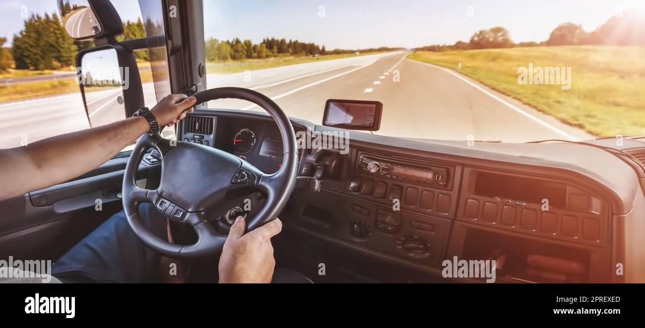 Conducteur d'un semi-camion assis et qui boit son véhicule Banque D'Images