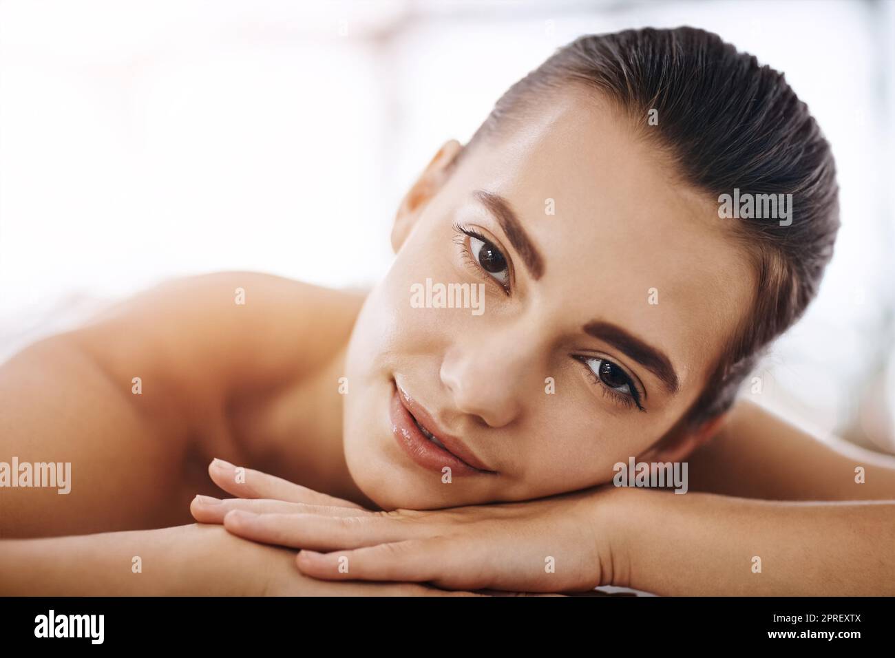 Je viens de tout faire. Portrait d'une jeune femme attirante se faisant dorloter dans un spa de beauté. Banque D'Images