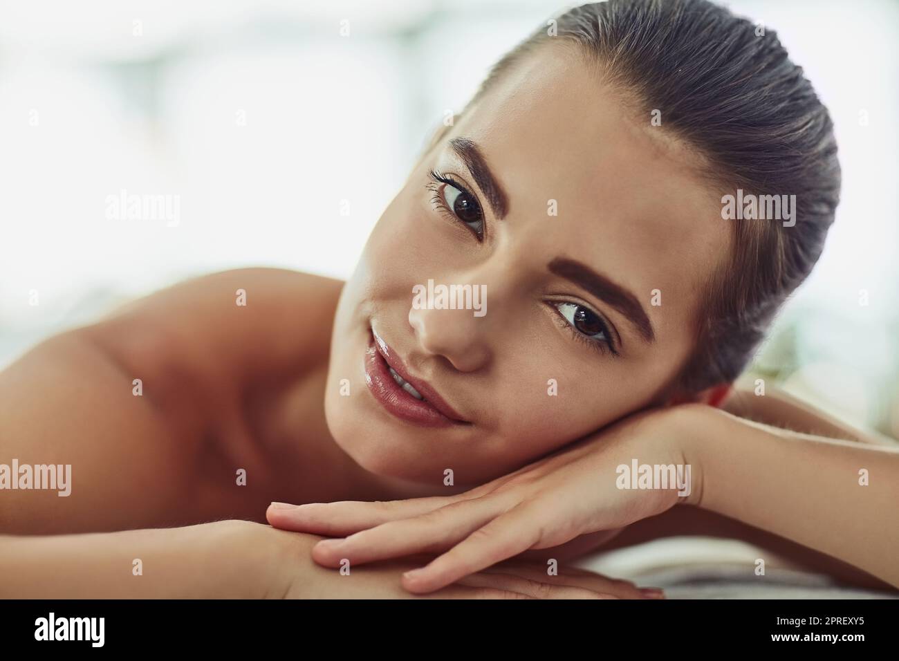 Ce massage était tellement plus-ish. Portrait d'une jeune femme attirante se faisant dorloter dans un spa de beauté. Banque D'Images