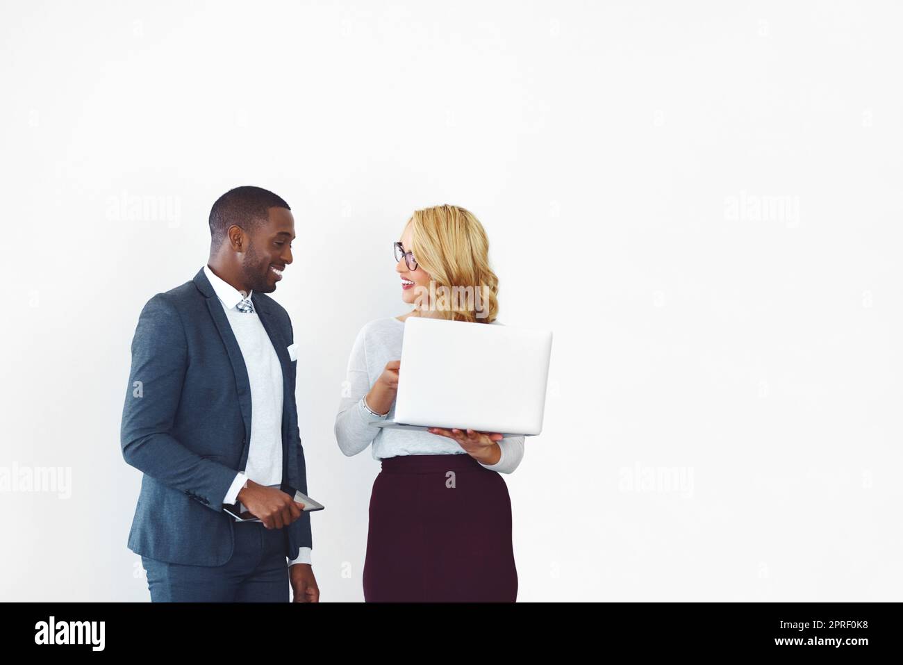 Je vous montre la façon la plus simple de développer votre entreprise. Prise de vue en studio d'un homme d'affaires sur un arrière-plan léger. Banque D'Images