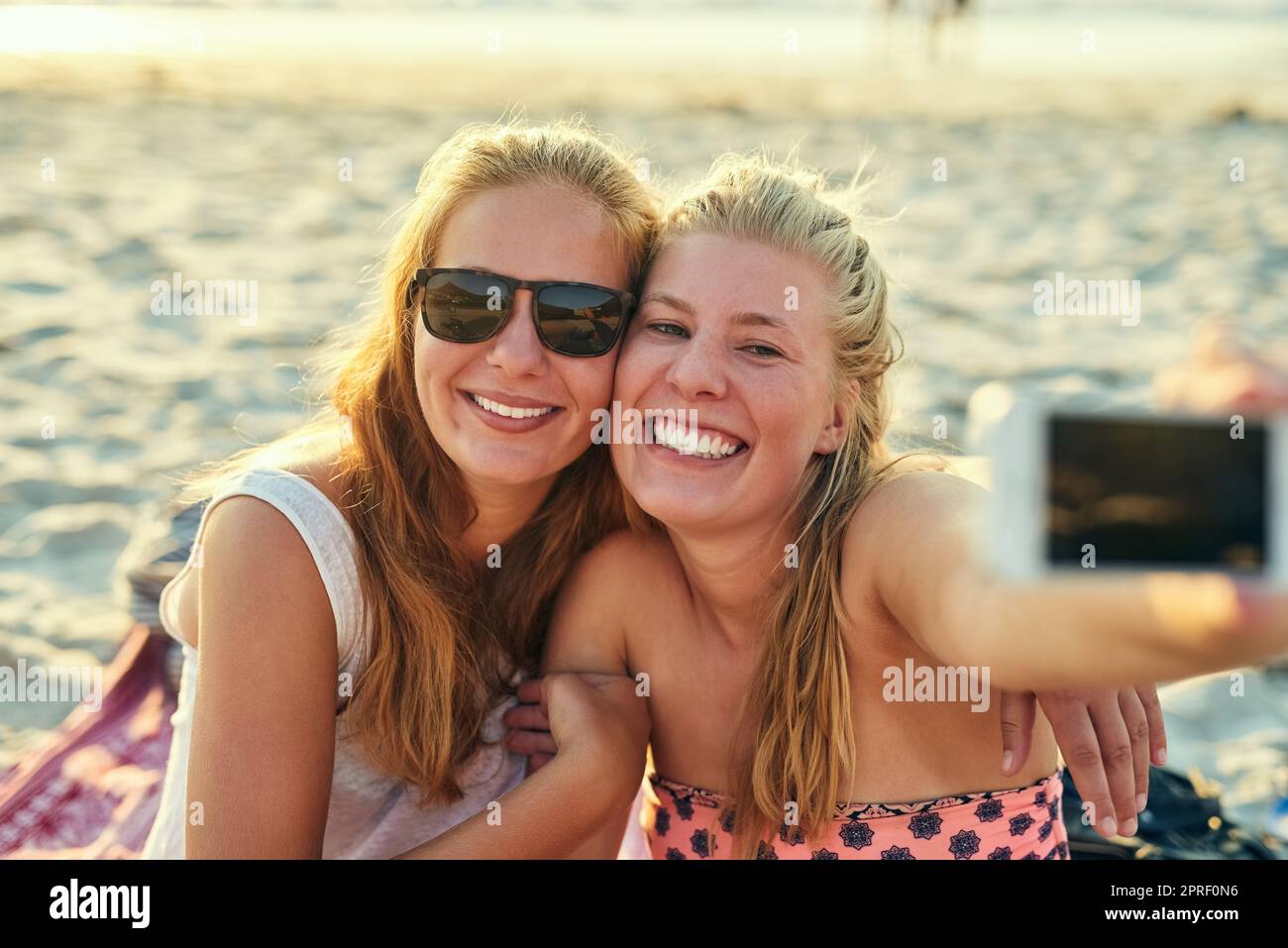 Profitez de l'été de la meilleure façon. Jeunes filles meilleures amies traîner à la plage. Banque D'Images