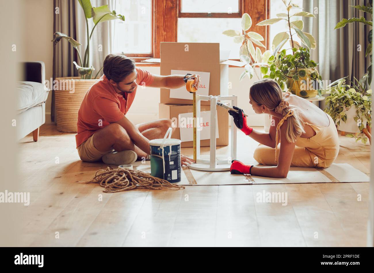 Couple peinture de table en bois par recyclage, don et thrift meubles pour un nouveau projet d'amélioration de la maison dans nouvel appartement. Créateur et bricolage homme et femme avec des objets réutilisables, la décoration de leur maison Banque D'Images