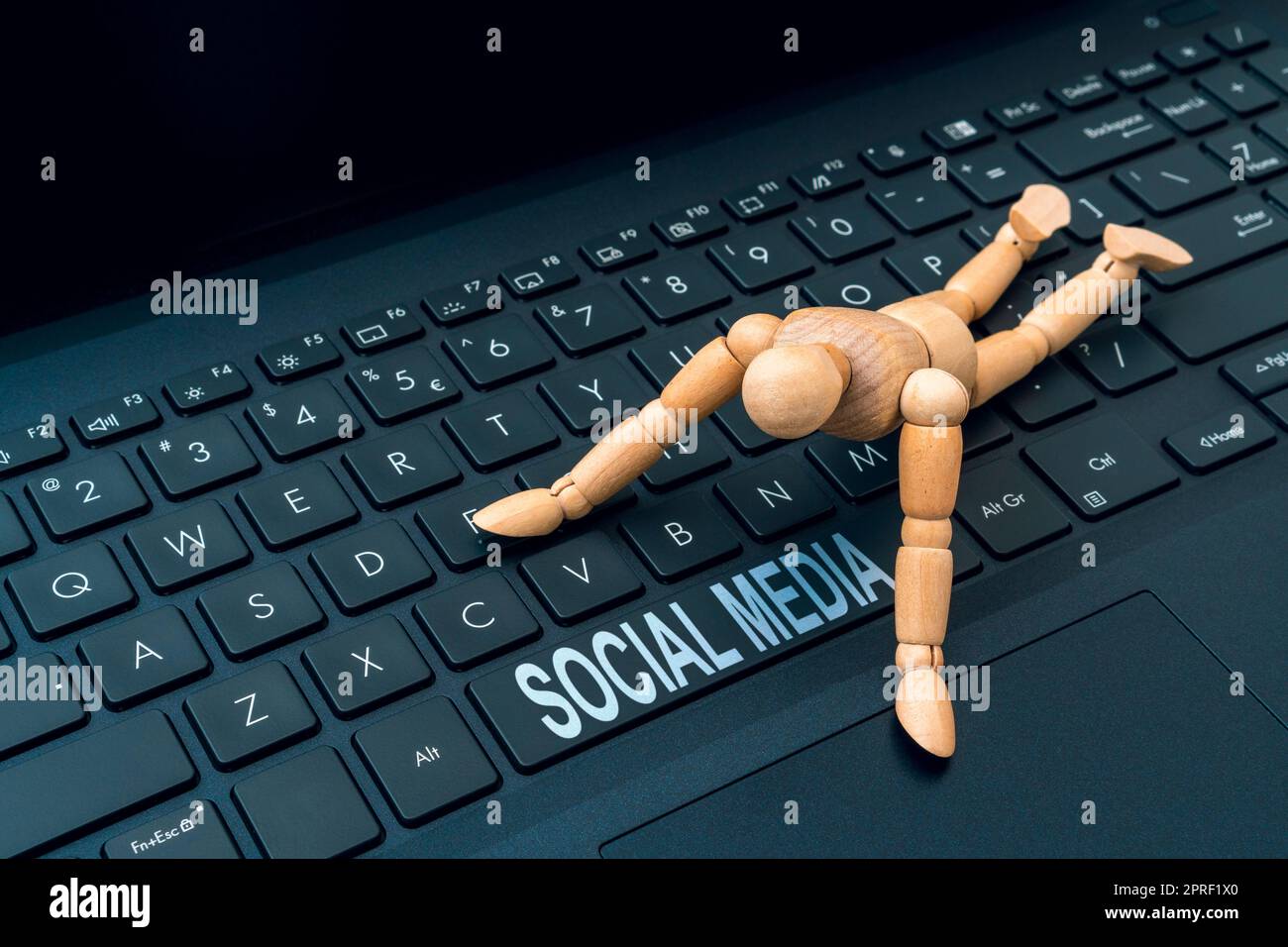 Maquette reposant sur un clavier bleu, vue de dessus. Dépendance des médias  sociaux, auto-isolement, Internet addiction concept Photo Stock - Alamy