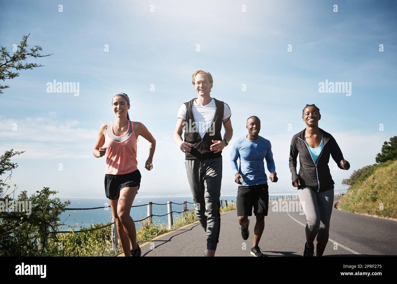 Choisissez des amitiés qui vous rendent plus heureux dans la vie. Un groupe de personnes dehors courir ensemble. Banque D'Images