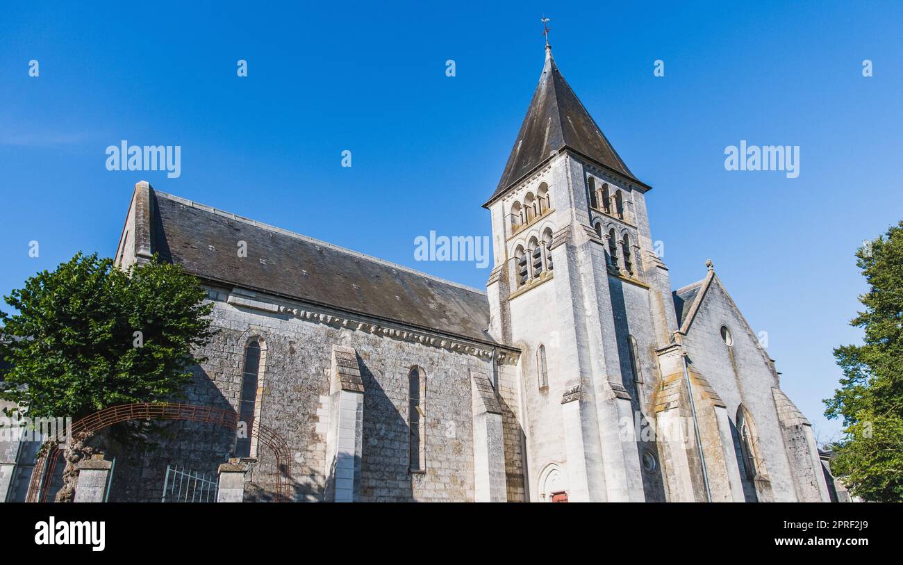 Église de Saint Hilaire de Châteauvieux sous un ciel bleu Banque D'Images