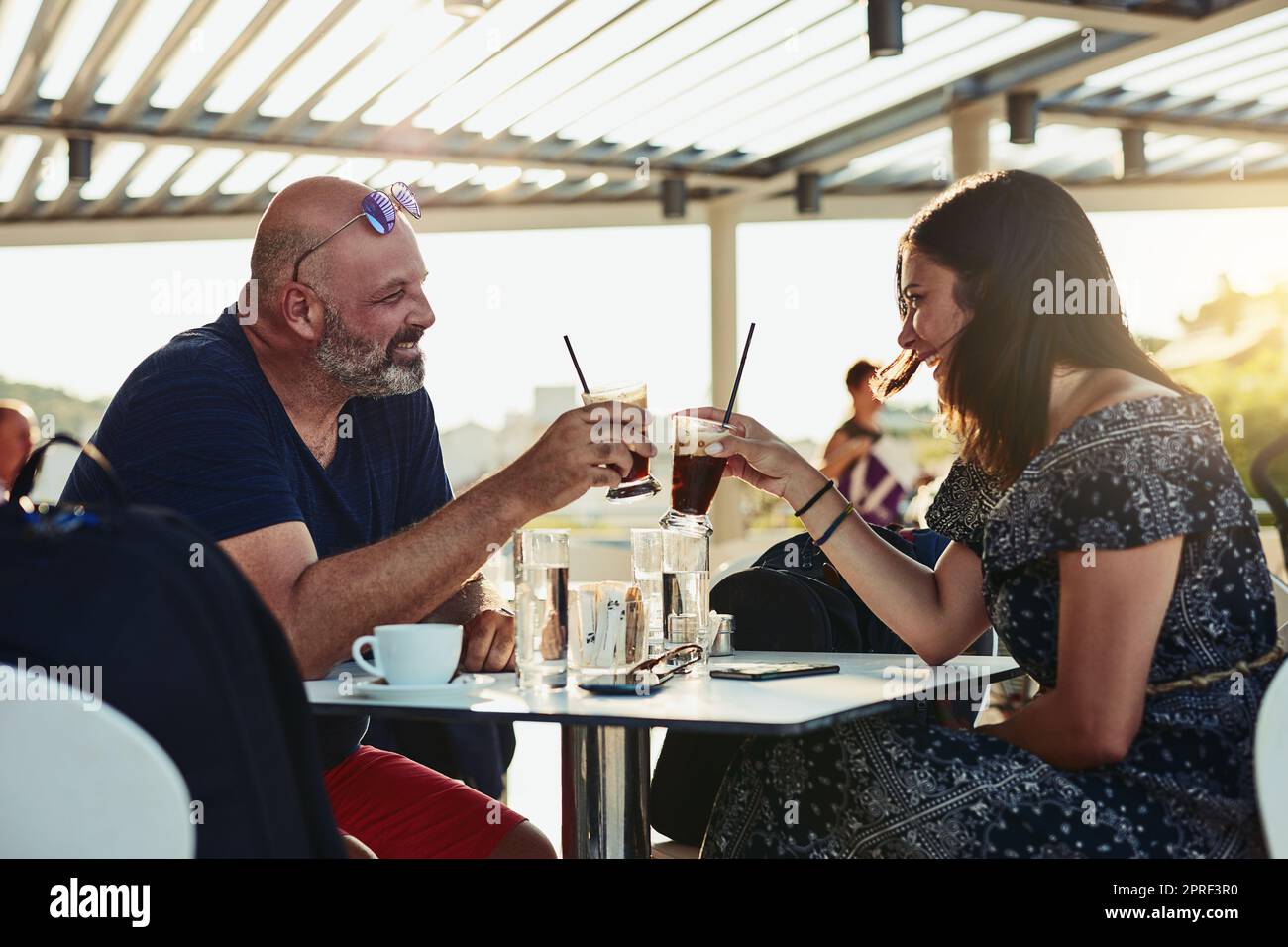 On peut boire un verre pour tous les bons souvenirs. Un couple heureux en train de prendre un verre. Banque D'Images