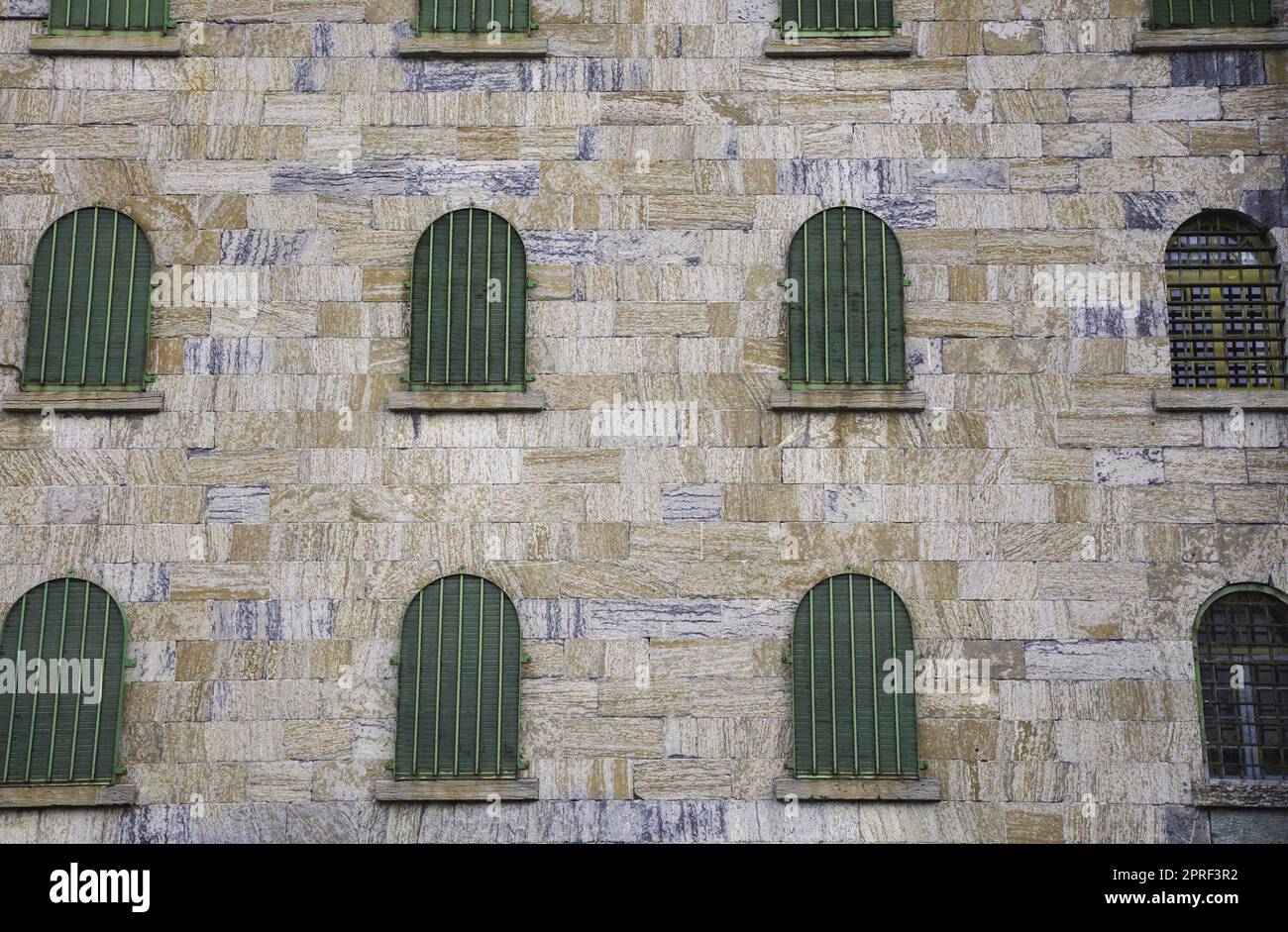 fenêtres de prison mur de pierre ancienne prison bâtiment barres de fer Banque D'Images