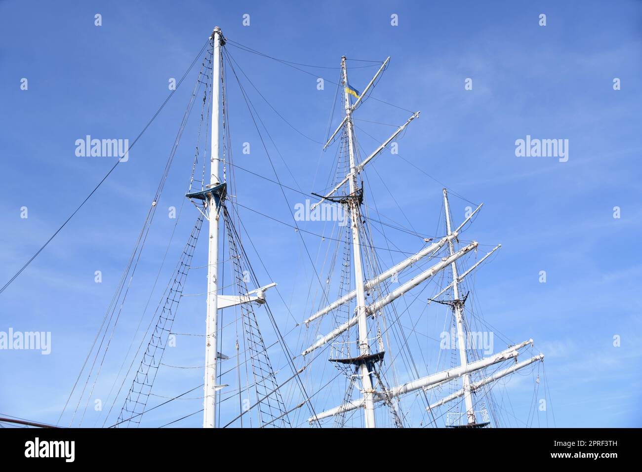 Un voilier avec trois mâts est un grand navire. Les trois maîtres sont souvent utilisés comme navire de formation ou à des fins touristiques. Banque D'Images