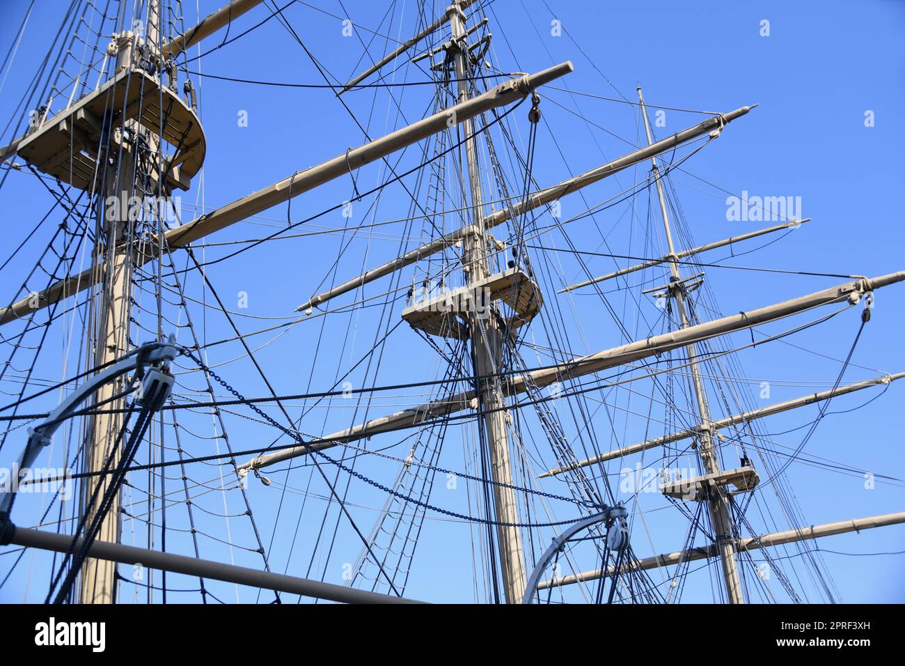 Un voilier de 3 mâts est un grand navire. Les trois maîtres sont souvent utilisés comme navire de formation ou à des fins touristiques. Banque D'Images