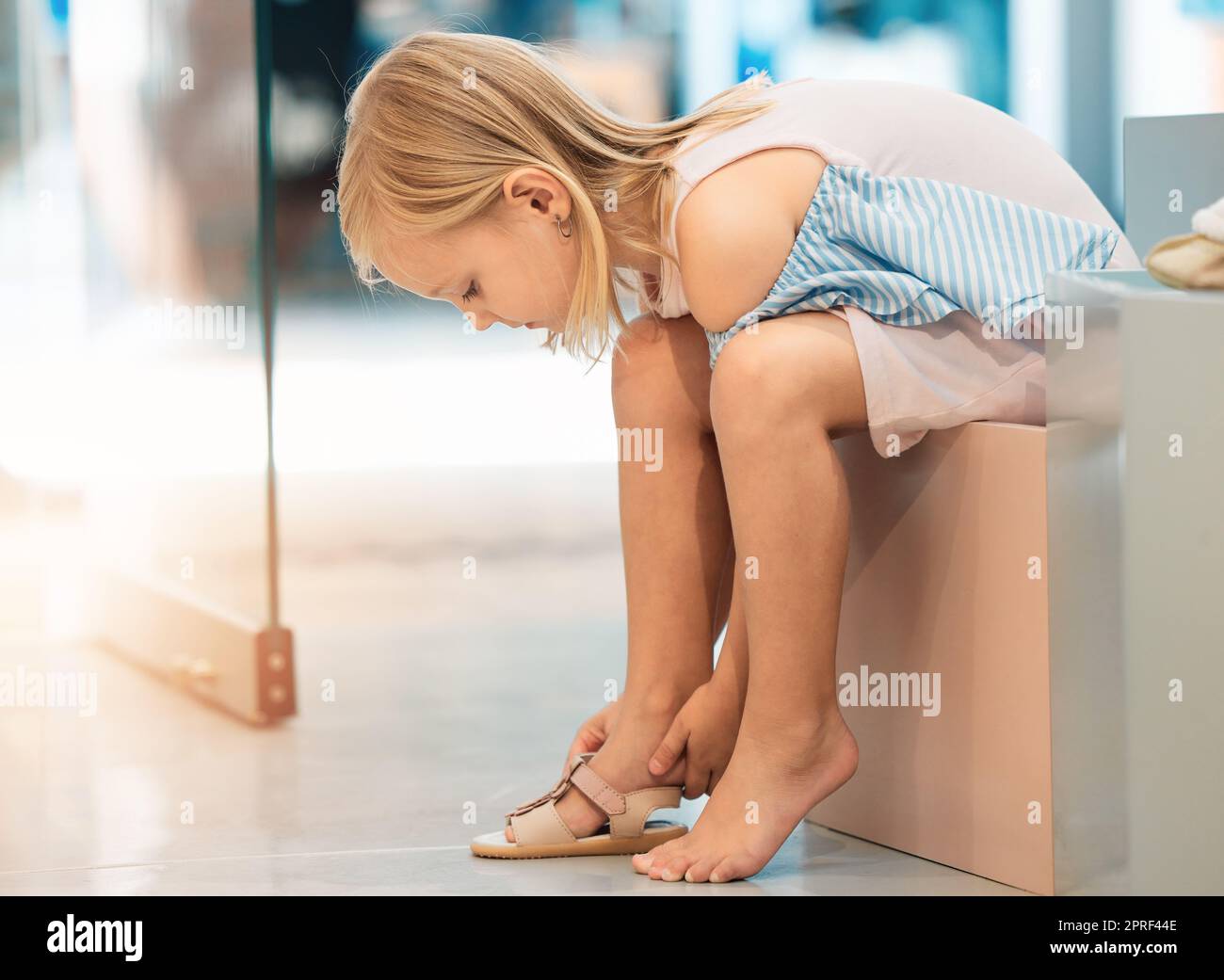 Little girl feet sandal Banque de photographies et d'images à haute  résolution - Alamy