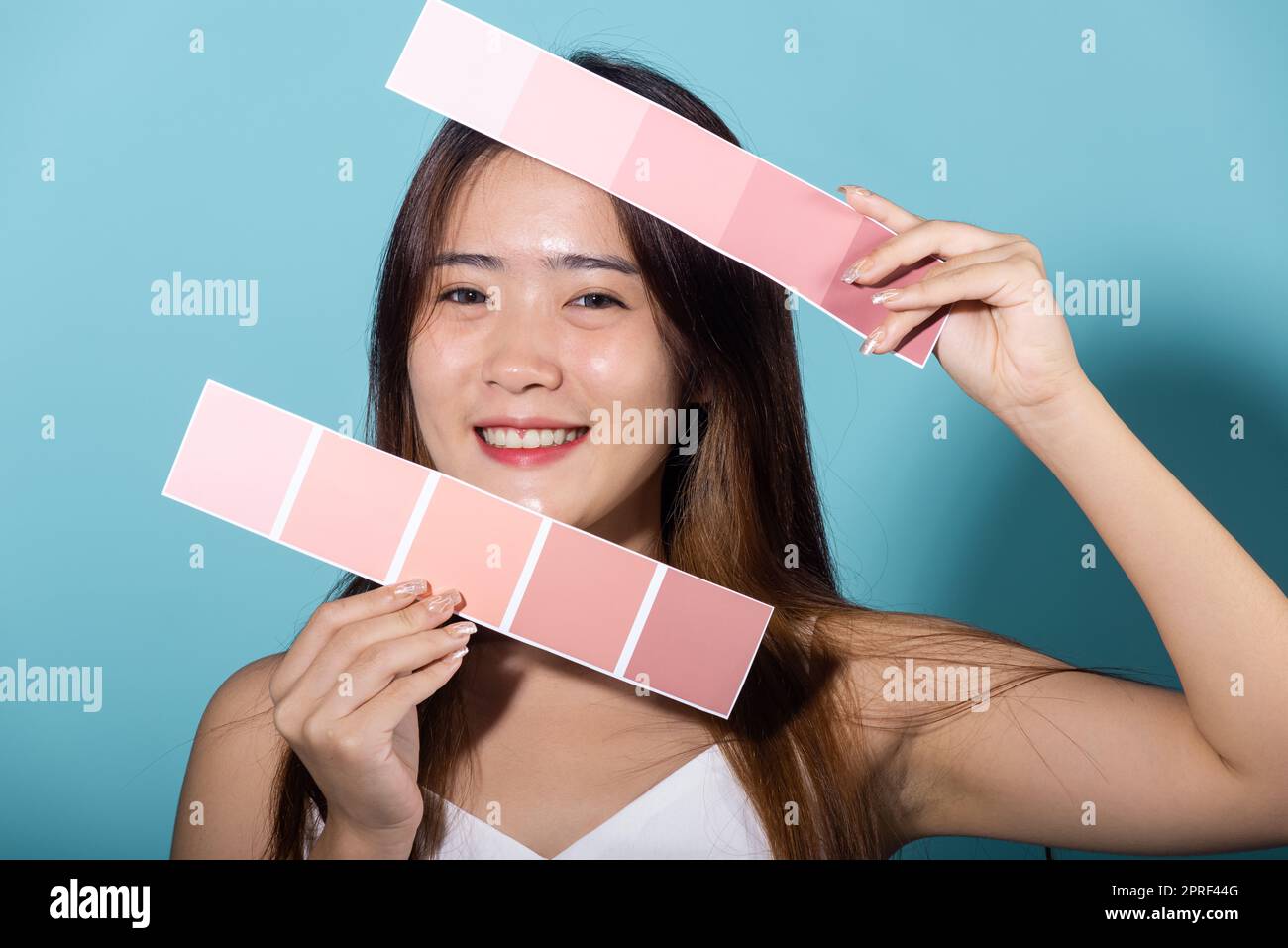 Portrait de la femme heureuse tenir la carte de couleur sous protection solaire Banque D'Images