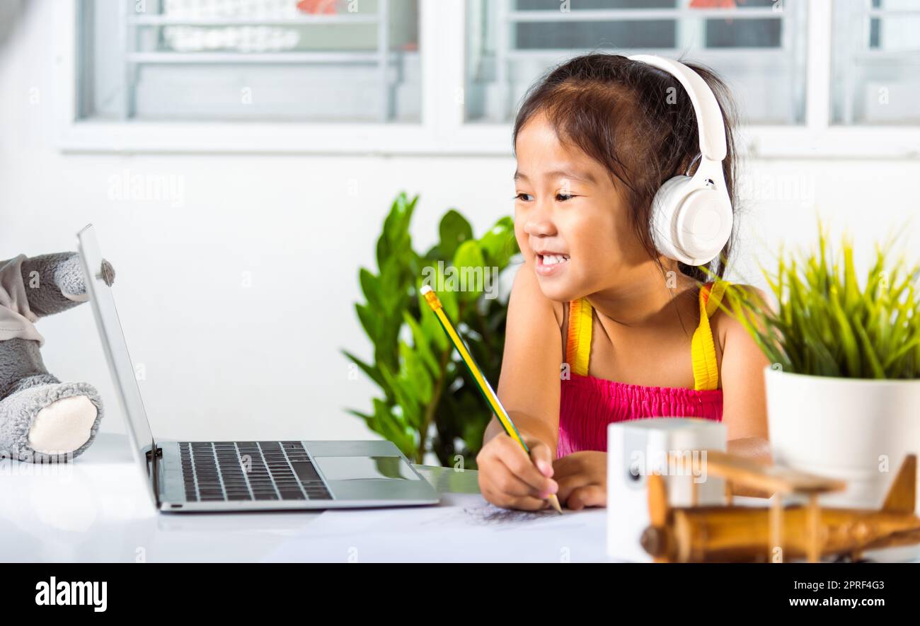 Enfant asiatique fille étudiant vidéo conférence éducation à distance à la maison Banque D'Images