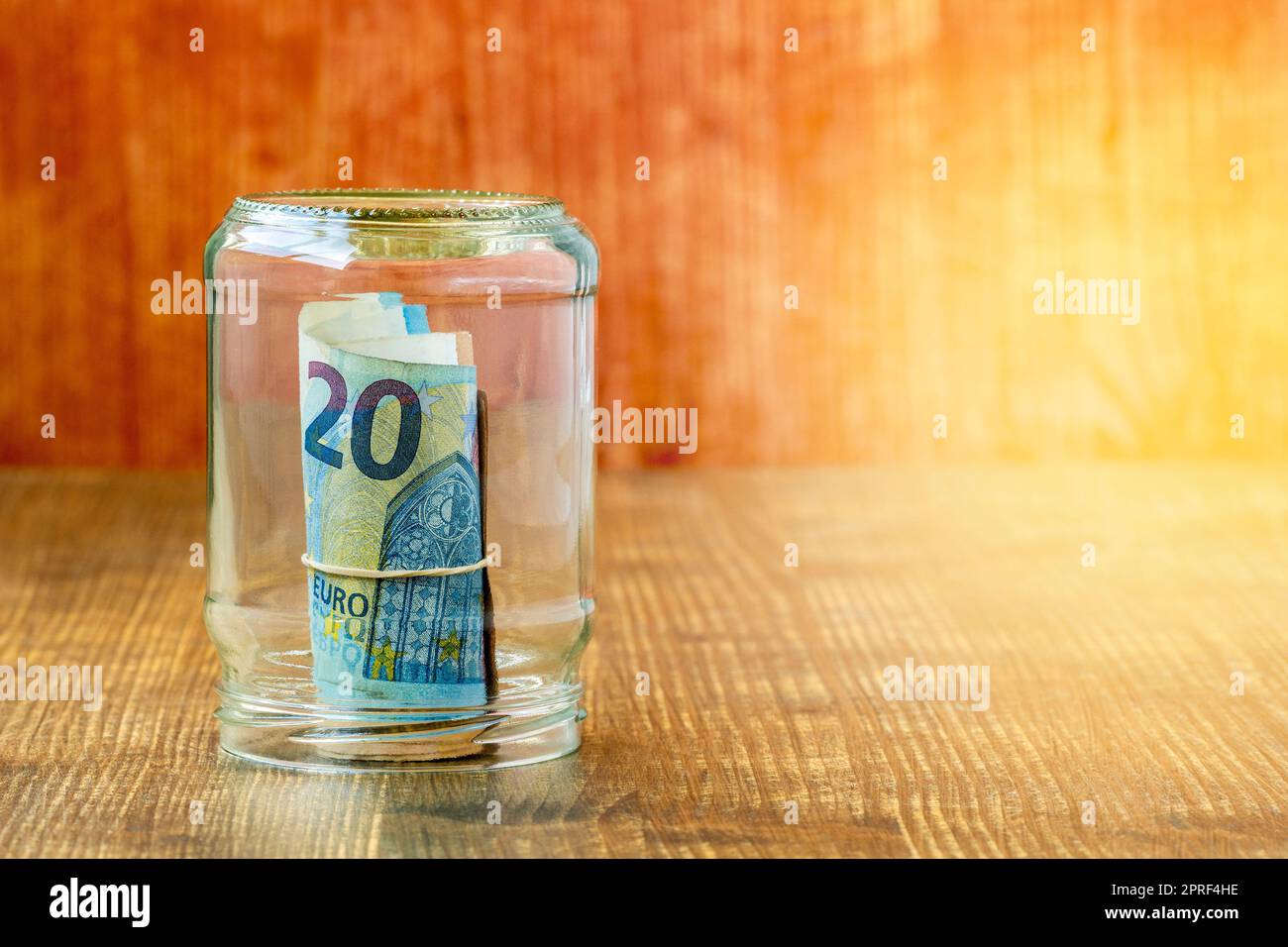 Rouleau d'argent dans un pot sur un fond en bois Banque D'Images