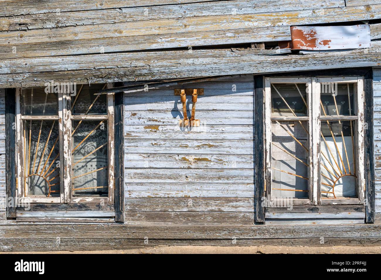 Anciennes fenêtres en bois avec grille métallique Banque D'Images