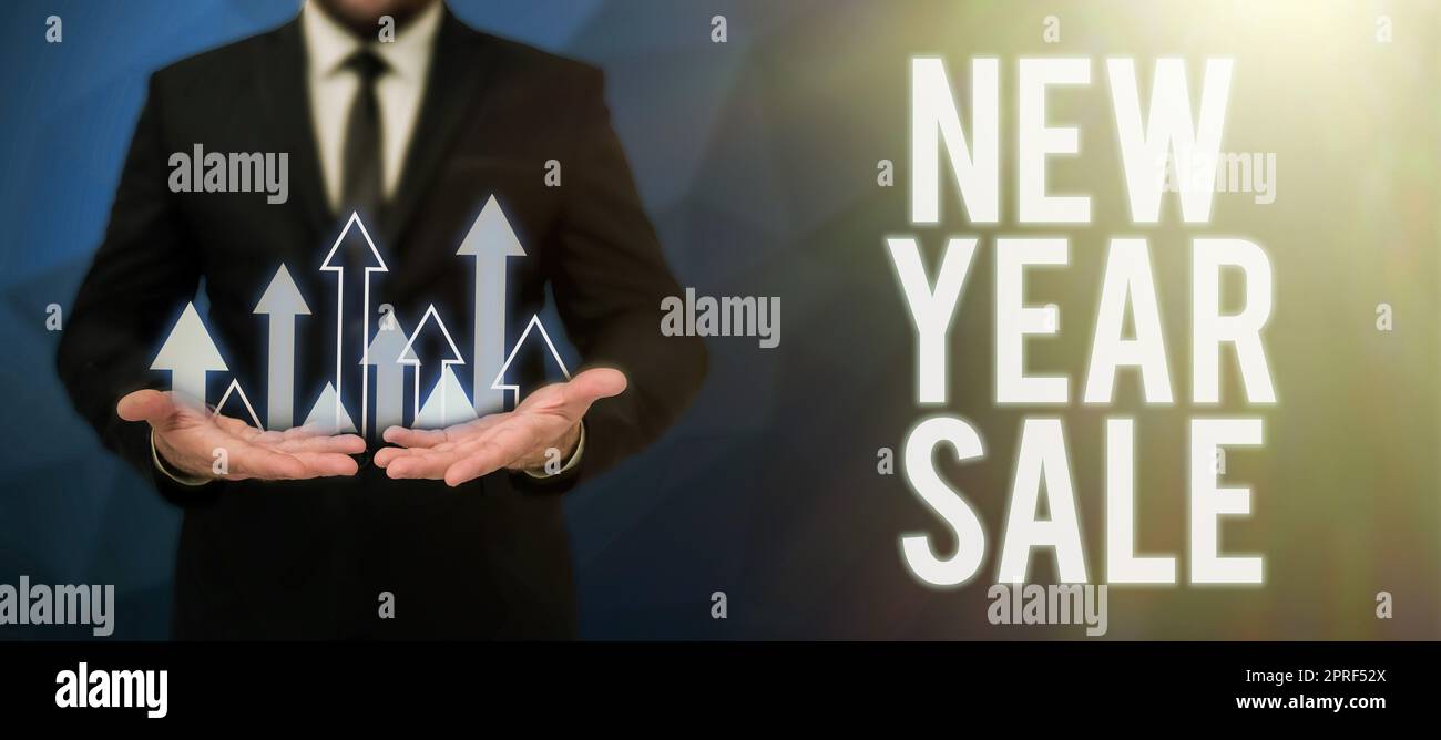 Inspiration montrant l'affiche solde du nouvel an. Concept Internet réductions finales de saison des fêtes réductions de prix offre homme d'affaires en costume tenant bloc-notes symbolisant le travail d'équipe réussi. Banque D'Images