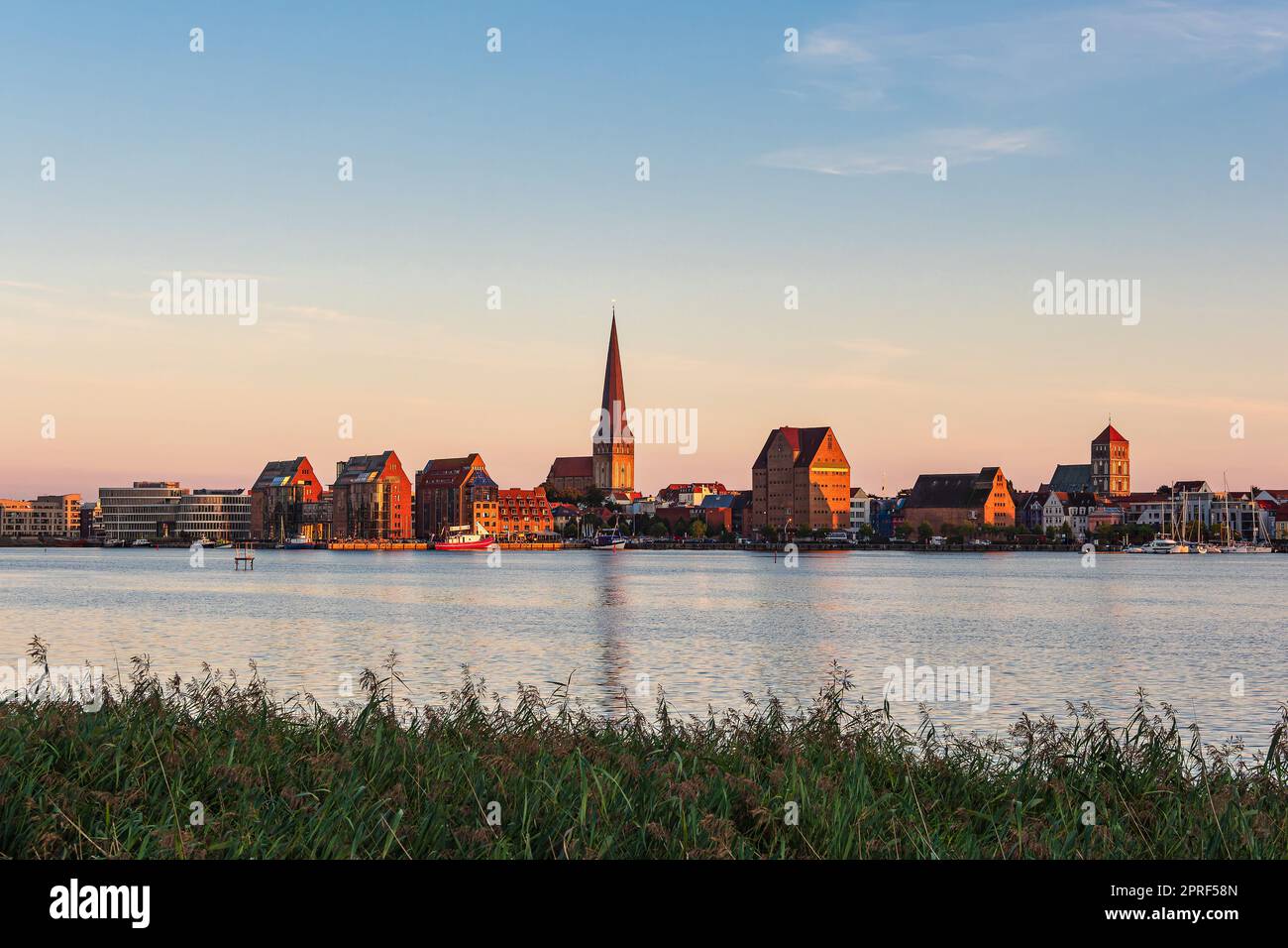 Vue sur la rivière Warnow jusqu'à la ville de Rostock, Allemagne Banque D'Images