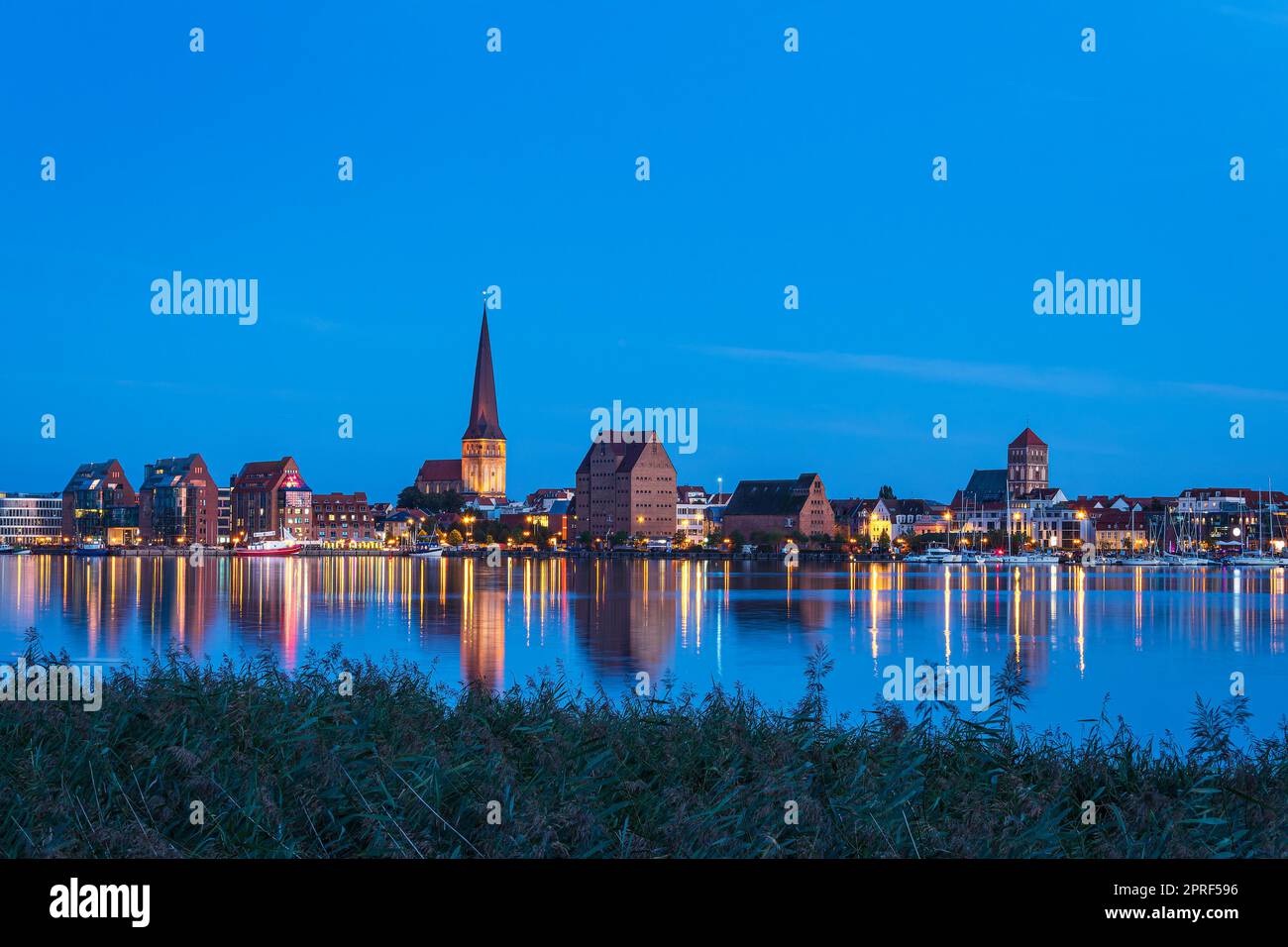 Vue sur la rivière Warnow jusqu'à la ville de Rostock, Allemagne Banque D'Images