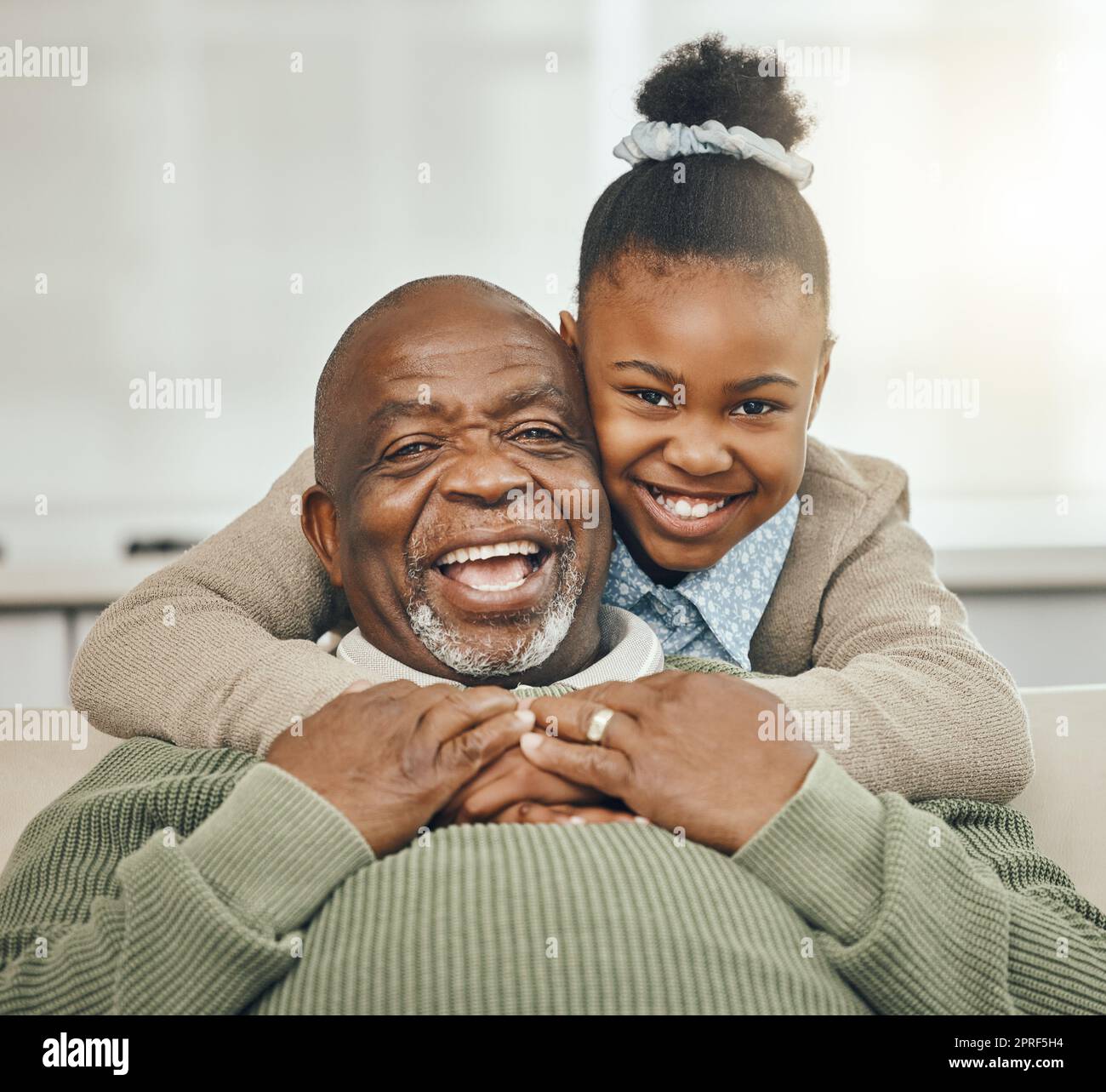 Mon précieux papa. un grand-père se liant à sa petite-fille sur un canapé à  la maison Photo Stock - Alamy