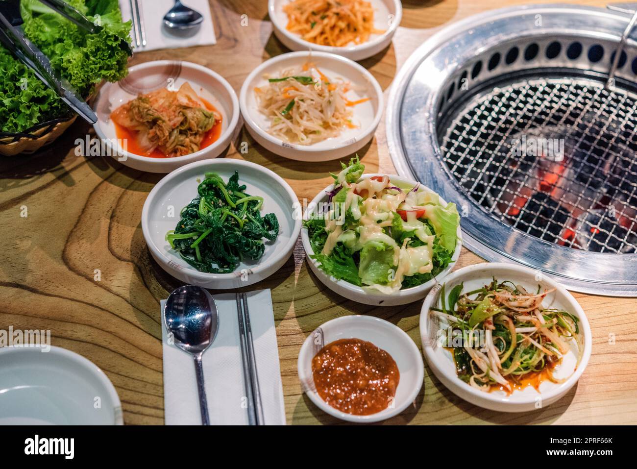 Ensemble de légumes de cornichon coréen ou de radis marinés et assaisonnement dans un bol Banque D'Images
