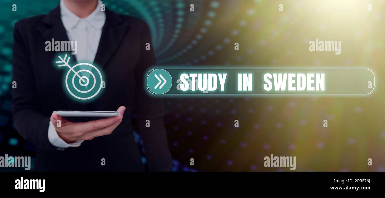 L'écriture de la main signe étude en Suède. Concept signification Voyage dans le pays européen à des fins éducatives mains tenant Lamp Rocket avec l'homme d'affaires présentant de nouvelles idées startups Banque D'Images