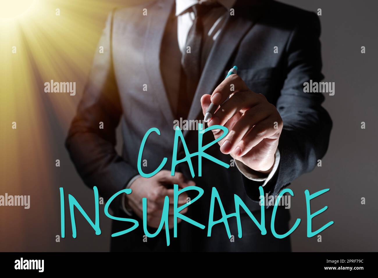 Signature manuscrite assurance automobile. Garantie mot pour accidents politique globale garantie de véhicule automobile homme d'affaires Holding Pen et présentant des informations importantes. Banque D'Images