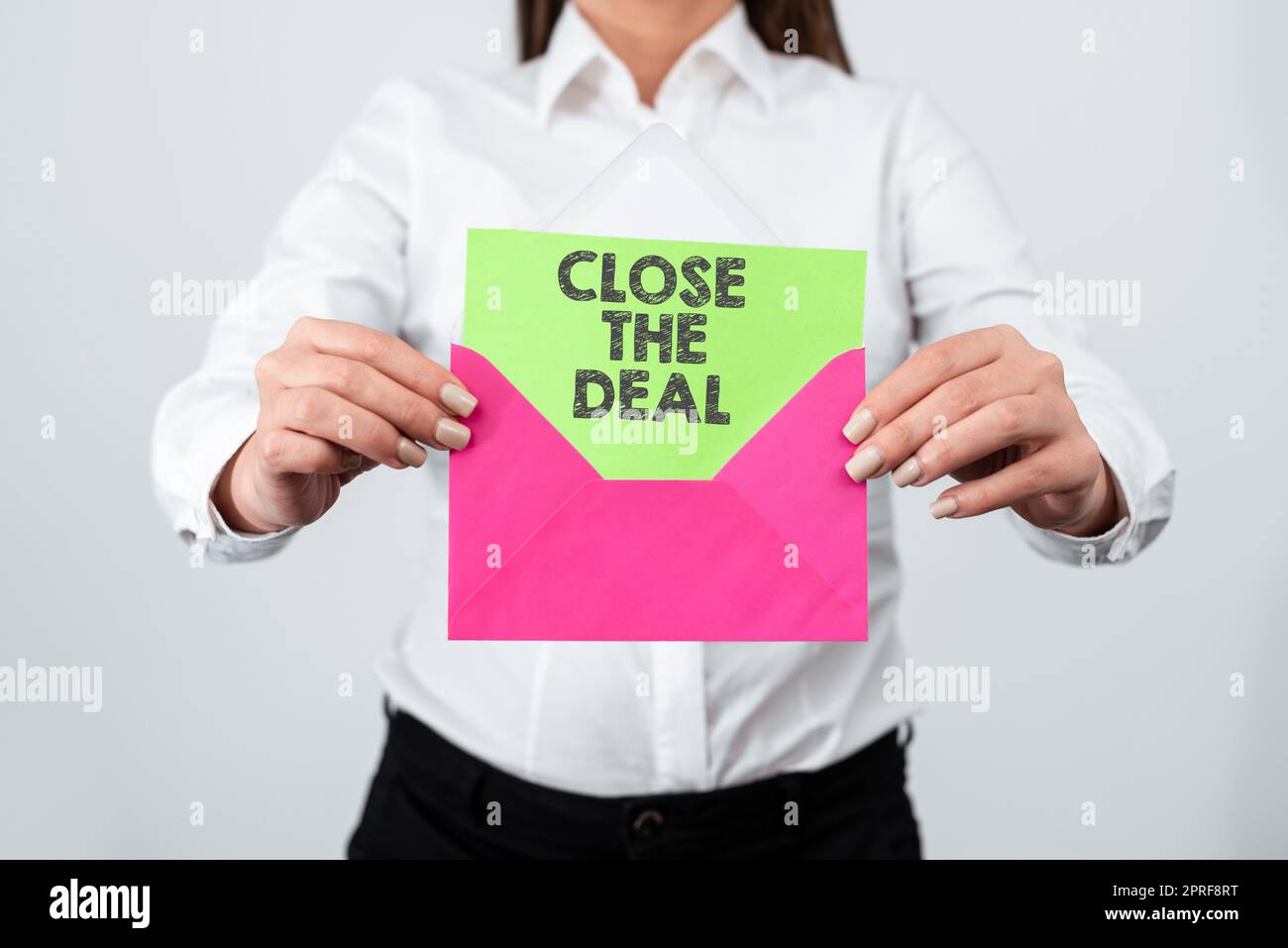 Légende conceptuelle conclure la vente. Accord conceptuel de photo pour les affaires travail réussi sur une femme d'équipe portant des lunettes VR et pointant sur les mises à jour récentes avec Pen. Banque D'Images