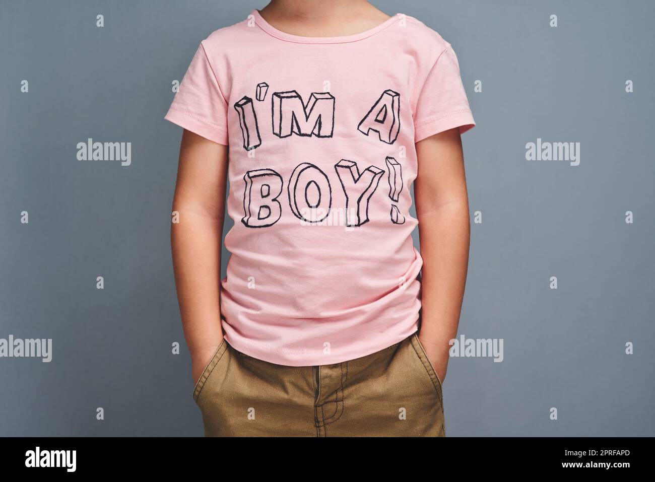 La mode qui fait une déclaration. Photo studio d'un garçon portant une t-shirt avec IM un garçon imprimé sur un fond gris. Banque D'Images