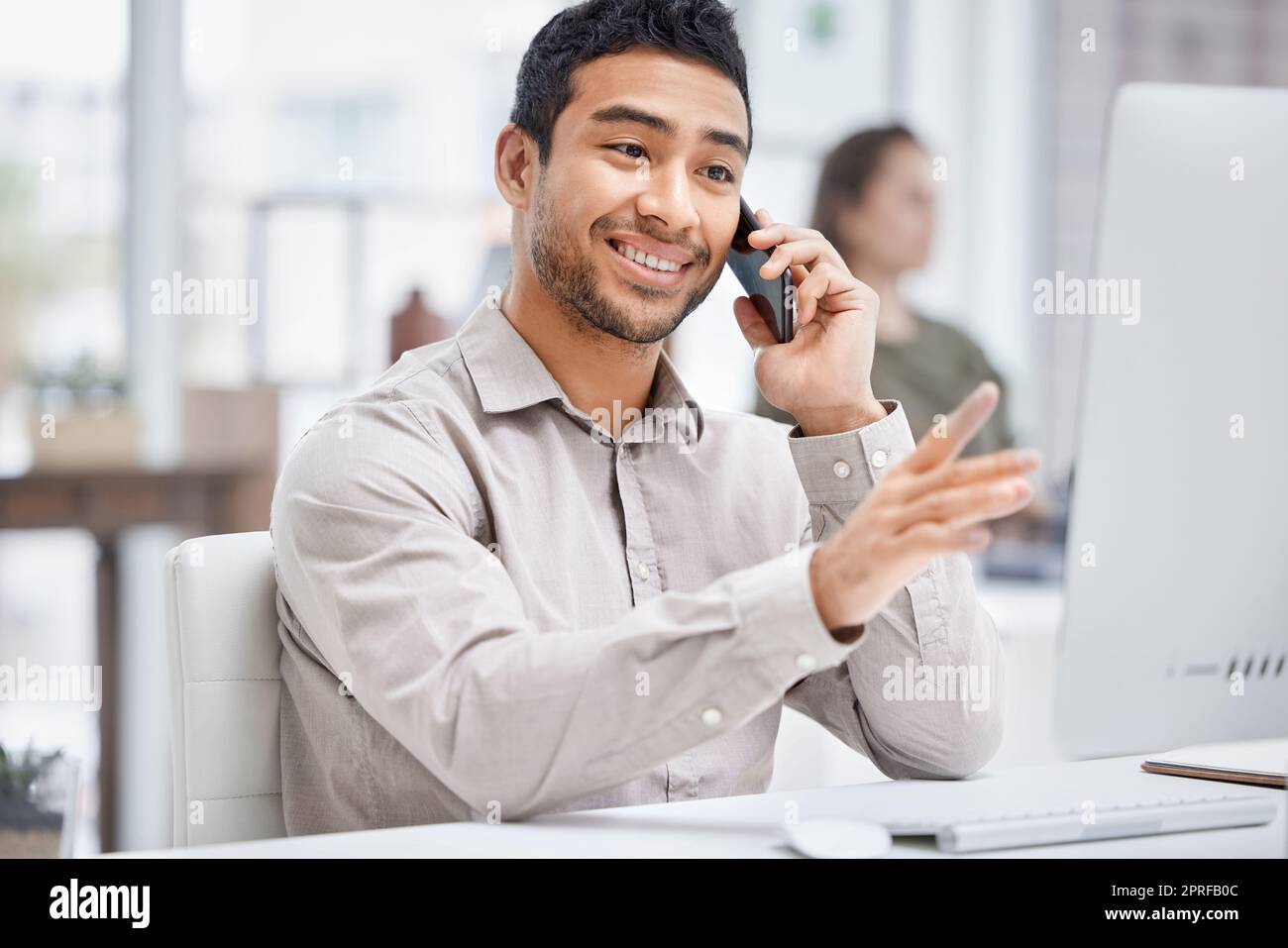 Permettez-moi de voir si je peux le trouver. un beau jeune homme d'affaires qui fait un faux-faux tout en travaillant au bureau Banque D'Images