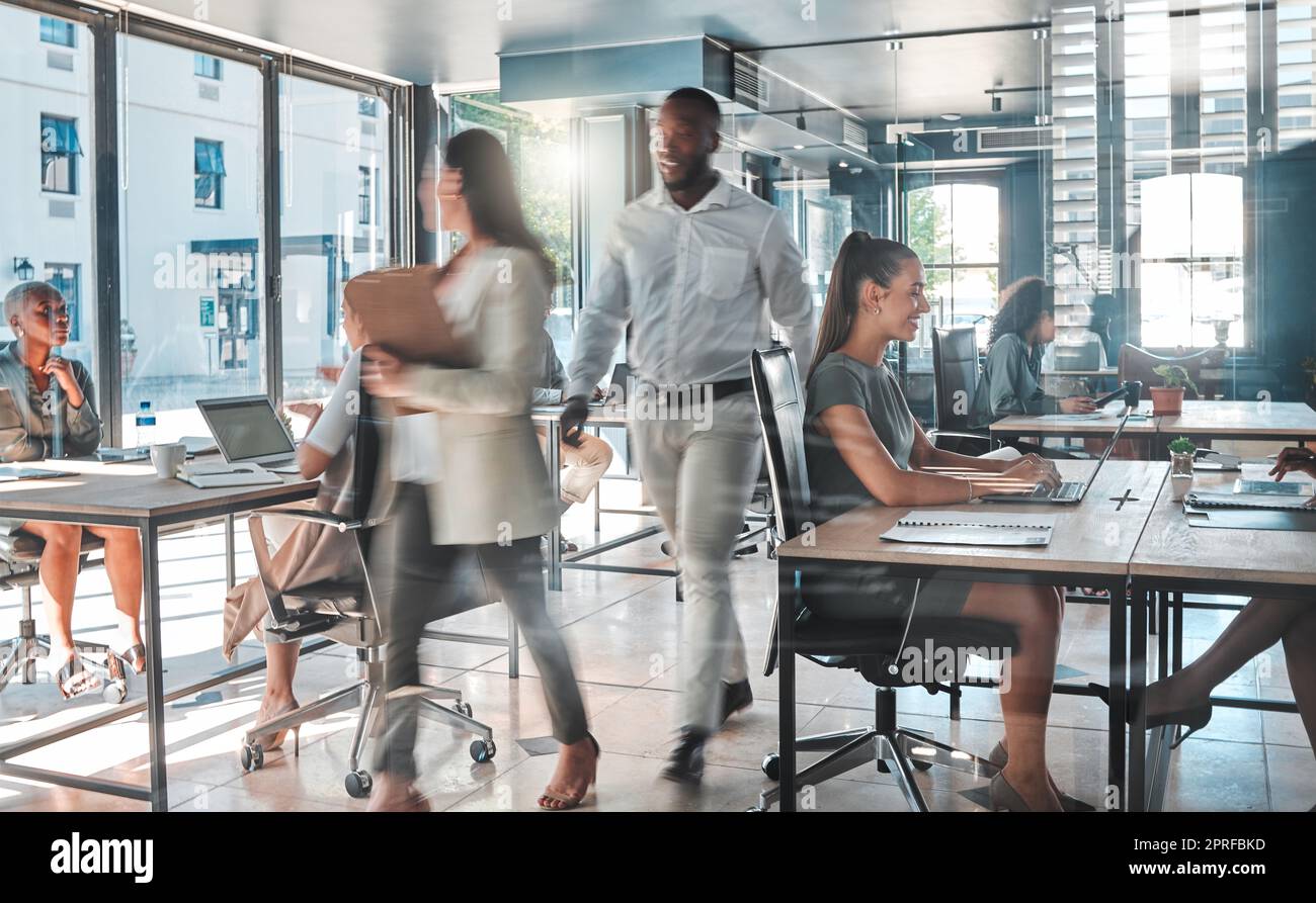 Un bureau occupé avec une équipe productive d'employés travaillant dur et rapide pour accomplir des tâches et des projets. Collègues, collègues ou gens d'affaires dans un lieu de travail moderne étant créatif Banque D'Images