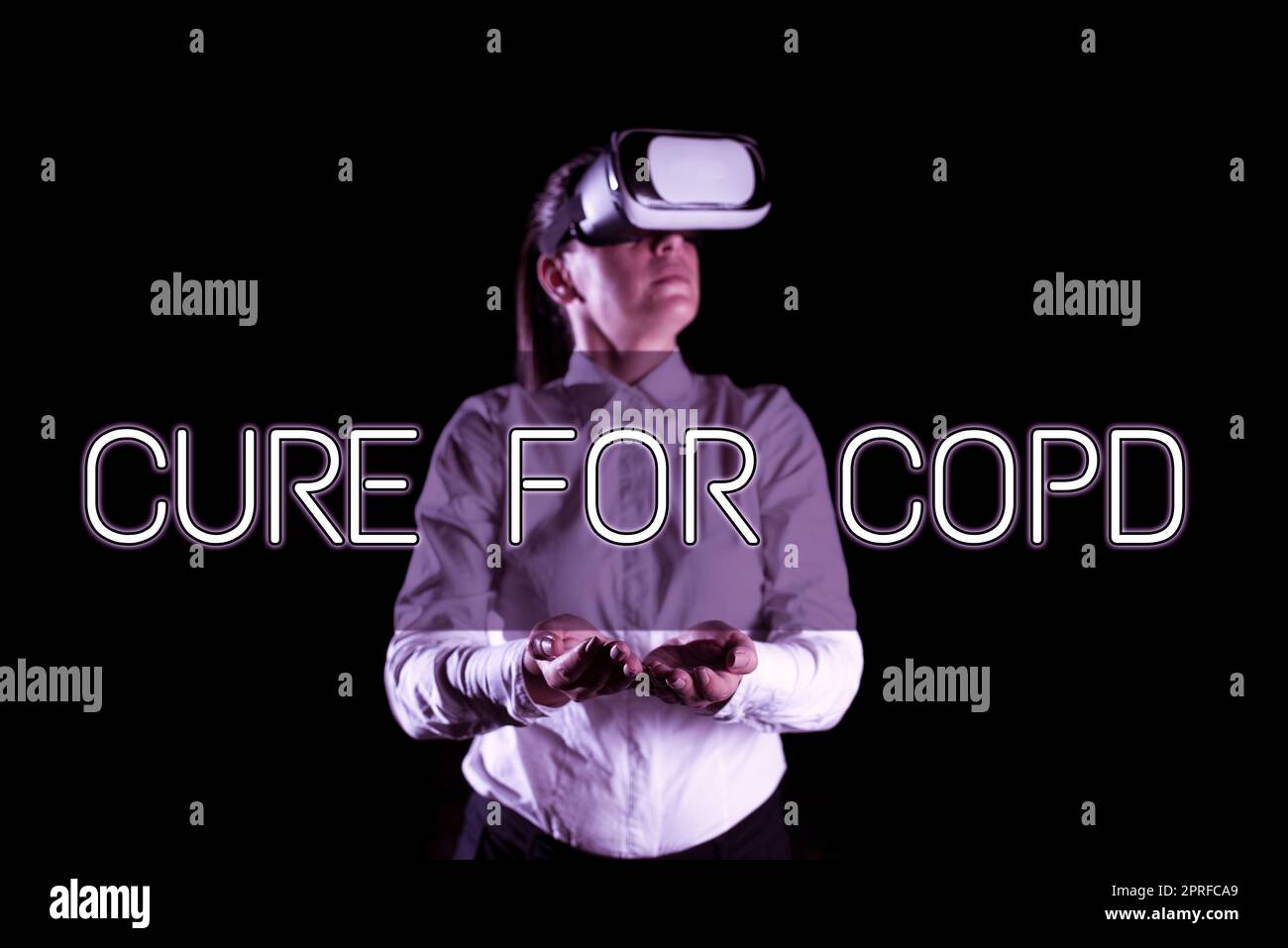 Écriture affichant le texte Cure for BPCO. Idée d'affaires traitement médical sur la maladie pulmonaire obstructive chronique Homme avec cadre futuriste présentant de nouvelles idées pour la communication mondiale. Banque D'Images